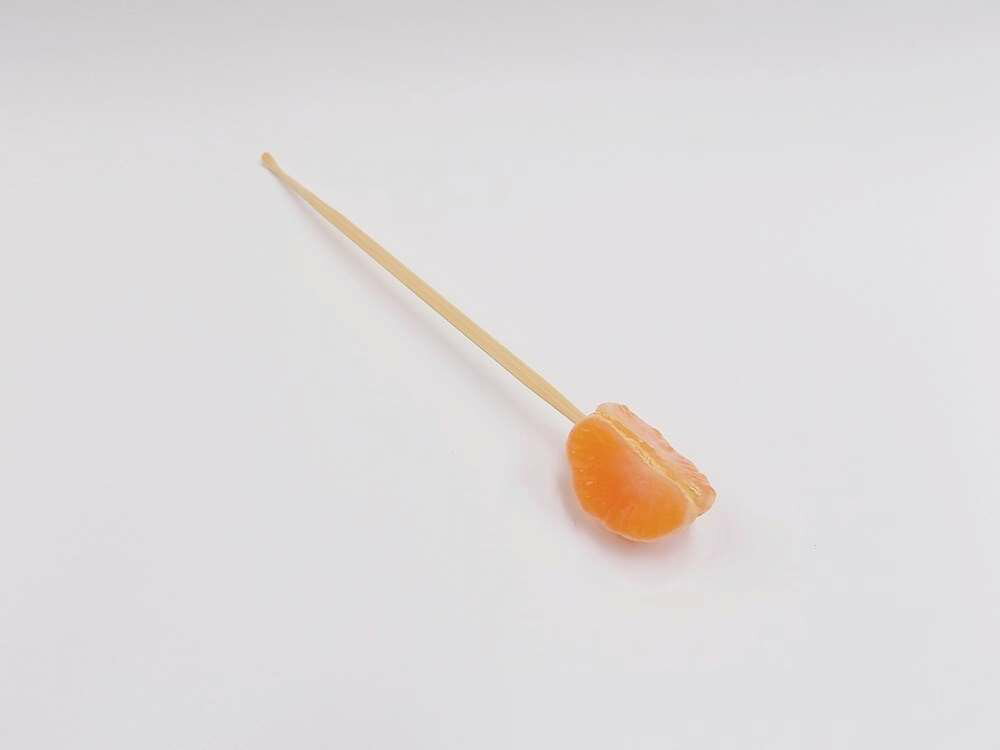 Rakuten - 【 耳かき ミカン2房 】 日本製 小物 食品サンプル おもしろ プレゼント かわいい おしゃれ ハンドメイド 模型 フェイクフード フード 食べ物 パーツ 撮影 大阪 ユニーク Japan 雑貨