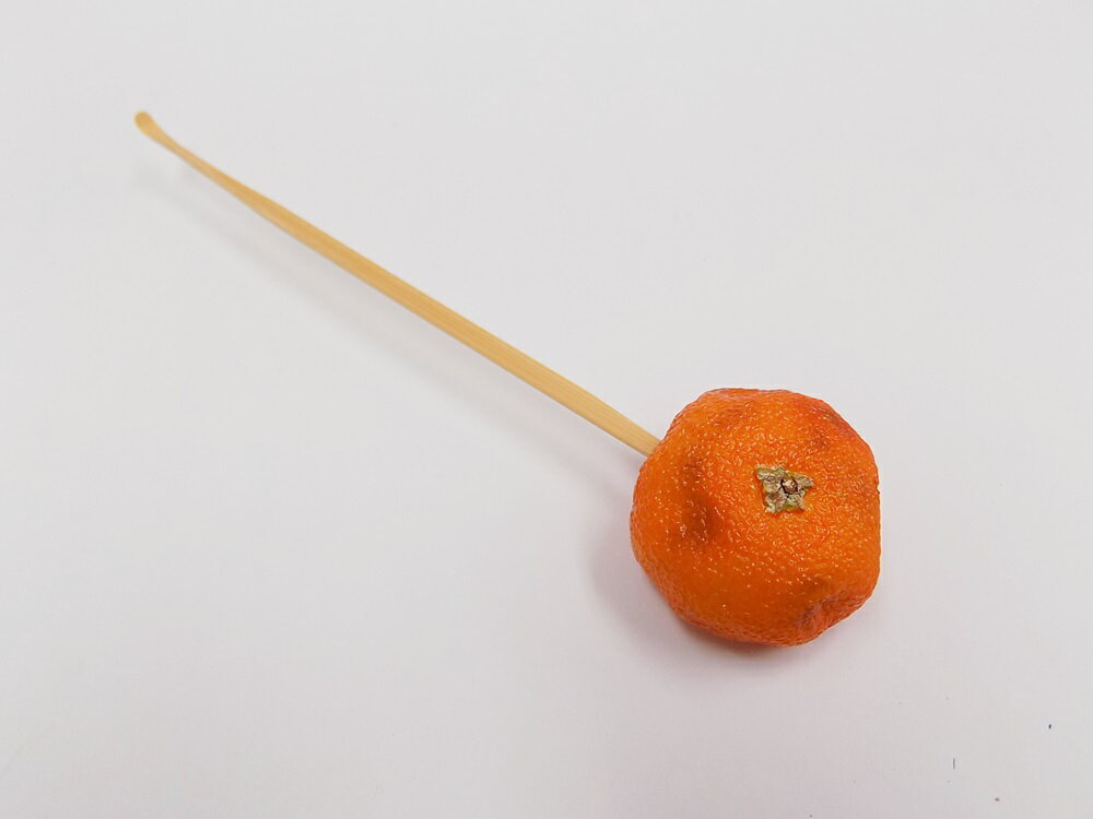 Rakuten - 【 耳かき 腐りかけミカン 】 日本製 小物 食品サンプル おもしろ プレゼント かわいい おしゃれ ハンドメイド 模型 フェイクフード フード 食べ物 パーツ 撮影 大阪 ユニーク Japan 雑貨
