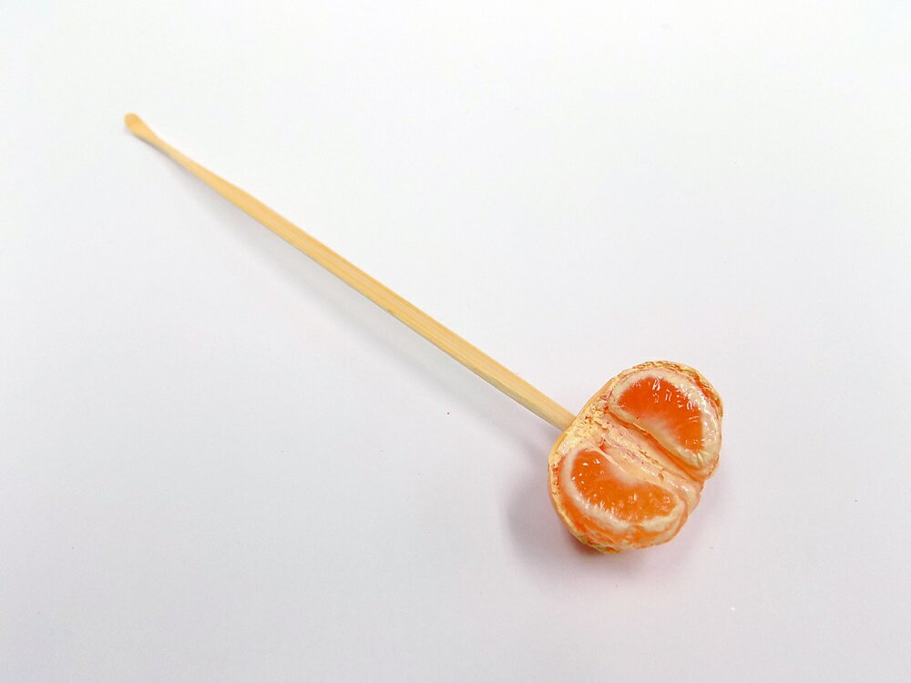 樂天商城 - 【 耳かき ミカン・皮付き小2/3 】 日本製 小物 食品サンプル おもしろ プレゼント かわいい おしゃれ ハンドメイド 模型 フェイクフード フード 食べ物 パーツ 撮影 大阪 ユニーク Japan 雑貨