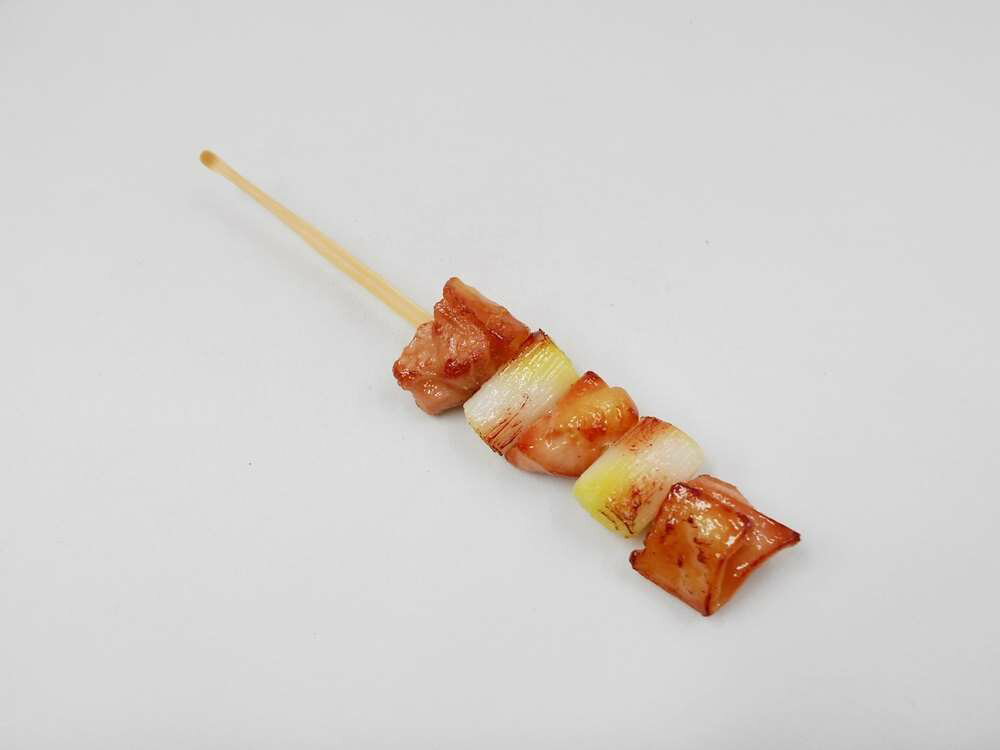 Rakuten - 【 耳かき 焼鳥ネギマ 】 日本製 小物 食品サンプル おもしろ プレゼント かわいい おしゃれ ハンドメイド 模型 フェイクフード フード 食べ物 パーツ 撮影 大阪 ユニーク Japan 雑貨