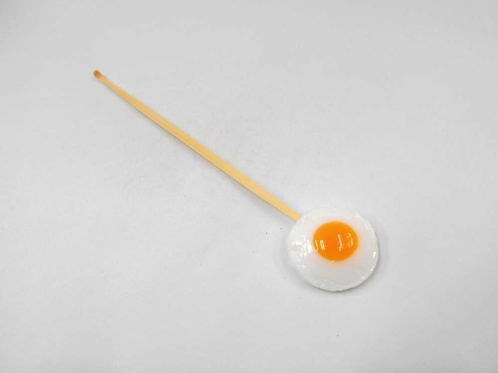 Rakuten - 【 耳かき 目玉焼き・小 】 日本製 小物 食品サンプル おもしろ プレゼント かわいい おしゃれ ハンドメイド 模型 フェイクフード フード 食べ物 パーツ 撮影 大阪 ユニーク Japan 雑貨