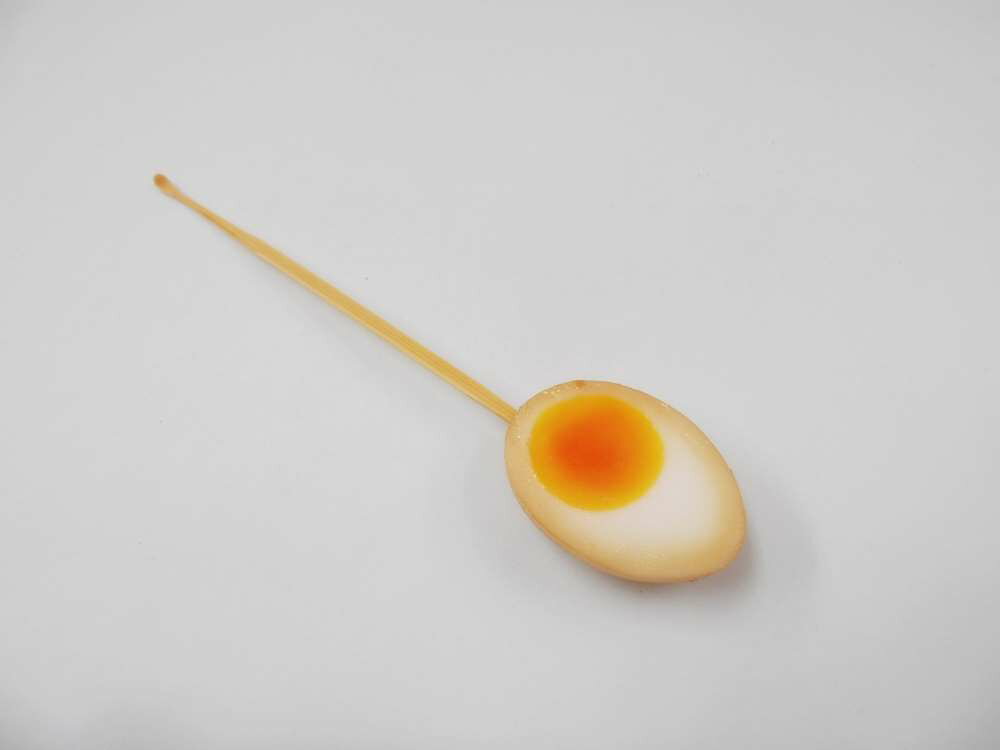 Rakuten - 【 耳かき 煮玉子1/2 】 日本製 小物 食品サンプル おもしろ プレゼント かわいい おしゃれ ハンドメイド 模型 フェイクフード フード 食べ物 パーツ 撮影 大阪 ユニーク Japan 雑貨