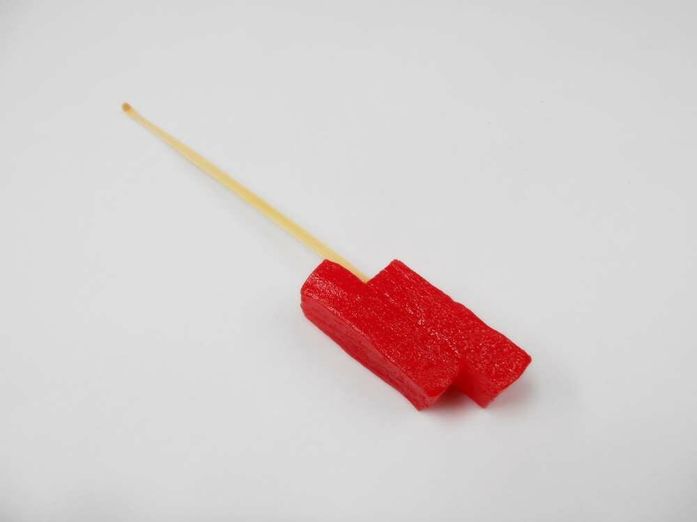 Rakuten - 【 耳かき 刺身マグロ2貫 】 日本製 小物 食品サンプル おもしろ プレゼント かわいい おしゃれ ハンドメイド 模型 フェイクフード フード 食べ物 パーツ 撮影 大阪 ユニーク Japan 雑貨