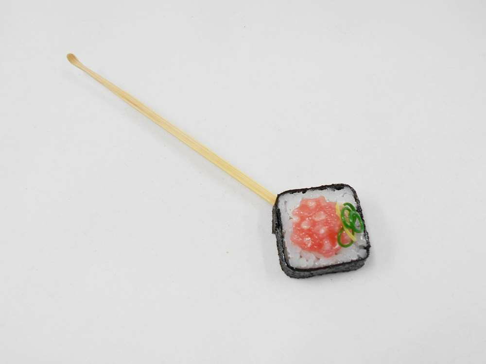 樂天商城 - 【 耳かき ネギトロ巻き 】 日本製 小物 食品サンプル おもしろ プレゼント かわいい おしゃれ ハンドメイド 模型 フェイクフード フード 食べ物 パーツ 撮影 大阪 ユニーク Japan 雑貨