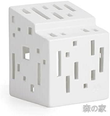 商品の特徴・サイズ：幅 70 × 奥行 70 × 高さ 90mm・素材：ドロマイト・原産国：中国・備考：ティーライトキャンドル以外のろうそくは使用しないでください。ティーライトキャンドルは必ず本体の中心に置いて使用してください。キャンドルに火をつけると本体が熱くなります、ご使用の際は十分にお気を付け下さい。アーバニアシリーズはすべて職人によるハンドメイドです。材質の特質上表面に細かなヒビや小さなカケ,窓枠の小さな亀裂,若干のがたつきなどが見られる場合がございます。<BR>またデザイン性と機能性を著しく損なわない程度の余材の付着や塗装ムラはこれら製造時のものである場合は代理店の品質基準を満たした製品となりますので予めご了承ください。お客様都合のキャンセルはお控えください。また他モールにて併売を行っており、Amazon 社のFBA マルチチャネルサービスを一部活用しております。梱包にAmazon ロゴの記載やAmazonの配達員が商品をお届け、また置き配になる可能性がございますので予めご了承ください。