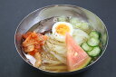 内容： 盛岡冷麺（2食） 内容量：370g（めん140g×2、スープ40g×2、辛味の素5g×2） 製造：小山美味しくなってリニューアル発売！！ 小山製麺の冷麺は、スープ、麺ともに全国の焼肉屋さんに実際に提供されています。 焼肉屋で召し上がったあの感動をご家庭でもお楽しみ下さい。