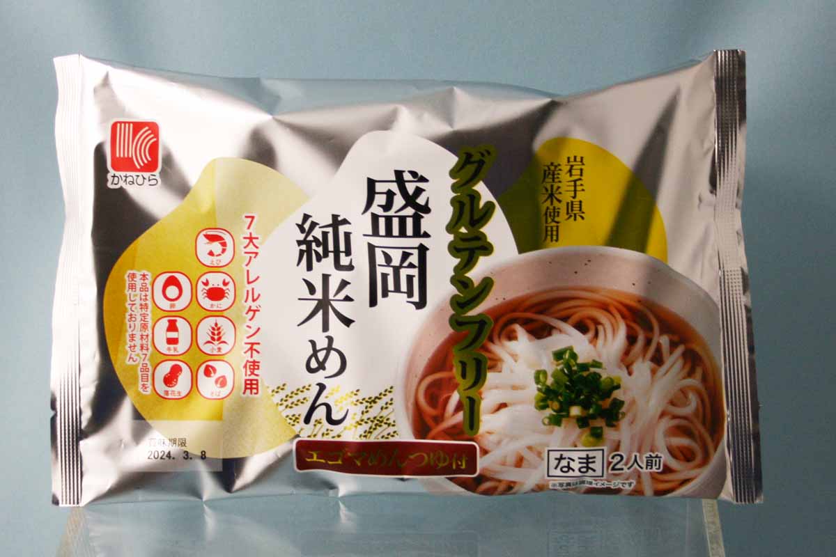 ■製造者　：　兼平製麺所　純米めん工房（岩手県盛岡市） ■内容量　：　340g（めん130g×2、めんつゆ40g×2） ■原材料名　 　・めん：　うるち米(岩手県産)、でんぷん、植物油　/加工でん粉、pH調整剤、グリシン 　・エゴマめんつゆ：　エゴマ発酵調味料、砂糖、米発酵調味料、食塩、酵母エキス、かつお節エキス、昆布エキス、かつお節 ◆↓↓グルテンフリー！7大アレルゲン不使用！兼平製麺の「純米めん」シリーズはこちらから～↓↓◆ →「盛岡純米めん5種類セット」お試し価格10％OFFはこちら →アレルゲン特定原材料(28品目)不使用！「盛岡純米めん(2食)はこちら →盛岡純米　冷めん(2食)はこちら →盛岡純米　じゃじゃめん(2食)はこちら →盛岡純米　盛岡ラーメン(2食)はこちら →盛岡純米　盛岡フォー(2食)はこちら岩手のおいしい特別栽培米「ひとめぼれ」を使用。 「盛岡純米めん」 うどんのようにモチモチとした麺と、あっさりと優しいあじわいのエゴマ醤油つゆだから、 温かくしても、冷たくしても美味しい！ ◎ 米粉めん専用工場で製造しておりますので小麦アレルギーの方も安心です。 ◎グルテン含有率が「1ppm以下」の米粉使用。 ◎ アレルギーの原因となる特定原材料(28品目)を使用しておりません。 ◎「えごま醤油つゆ」は、えごまを醸造して発酵させてもので、薄い琥珀色と上品な香りが特徴。 　大豆アレルギーの方も安心してお召し上がりになれます。 ※「えごま(荏胡麻)」とは、シソ科の1年草の植物でその種子からとる「えごま油」には、必須脂肪酸であるαリノレン酸が豊富に含まれています。