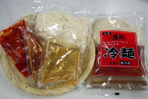 内容量　：めん　150g×2×4袋 スープ　180g×2×4袋 キムチ　120g×4袋 冷麺：冷蔵庫内で製造日より20日間 袋のままの状態で冷凍しますと2ヶ月 スープ：常温で製造日より6ヶ月 キムチ：冷蔵庫内で製造日より2ヶ月 お好みの辛さで召し上がり下さい。 製造者　：（有）吉清水製麺 （岩手県盛岡市） クール便でのご発送となります盛岡市産業まつりで紹介している盛岡冷麺の中で、ファンが多いのが、この吉清水（ヨシミズ）の生・盛岡冷麺です。 吉清水の盛岡冷麺の特徴 吉清水の「盛岡冷麺」は、冷麺店の「めん」として永年広く親しまれています。 生麺でちょっと縮れた黄白色の美しい麺です。 ツルツルで柔らかなもっちりした食感。 弾力も程よくあり、食べやすさ、口当たりのよさはバツグンです。 噛むと甘味が口一杯に広がります。 お子様からご年配の方にもおすすめできます。 スープもオススメです。 水で薄めないいわゆるストレートスープで上品なうまみと酸味、甘味のバランスが絶妙です。 一遍でとりこになること請け合いです。 特製の角切り大根のキムチがついています。 シャキシャキした歯ごたえが気持ちよく、辛さも程よく美味しいです。 キムチは苦手という方でもきっと喜んで召し上がっていただけると思います。 お好みの辛さにし、「専門店の味」をお楽しみください。 ※クール便でのお届けとなります。 ※お届け先が、九州・沖縄の場合、送料+700円でございます。ご了承ください。