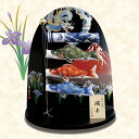 《端午》《室内飾り鯉のぼりセット》 ◎和と洋どちらの雰囲気にも合わせやすいデザインです。 ◎豪華な古典柄鯉のぼり「端午」でお祝いしましょう。 ◎ポールと鯉のぼりが一体式なので、簡単にお飾り頂けます。 ◆サイズ：間口550mm×奥行き380mm×高さ650mm ◆セット内容 　　鯉のぼりセット（吹流し・黒鯉・赤鯉・青鯉） 　　越前塗り組立て飾り台 　　ポール・作札《室内飾り　こいのぼり》 匠の技が光る飾り台と鯉のぼり 和と洋、どちらの雰囲気にもあわせやすいデザインです。