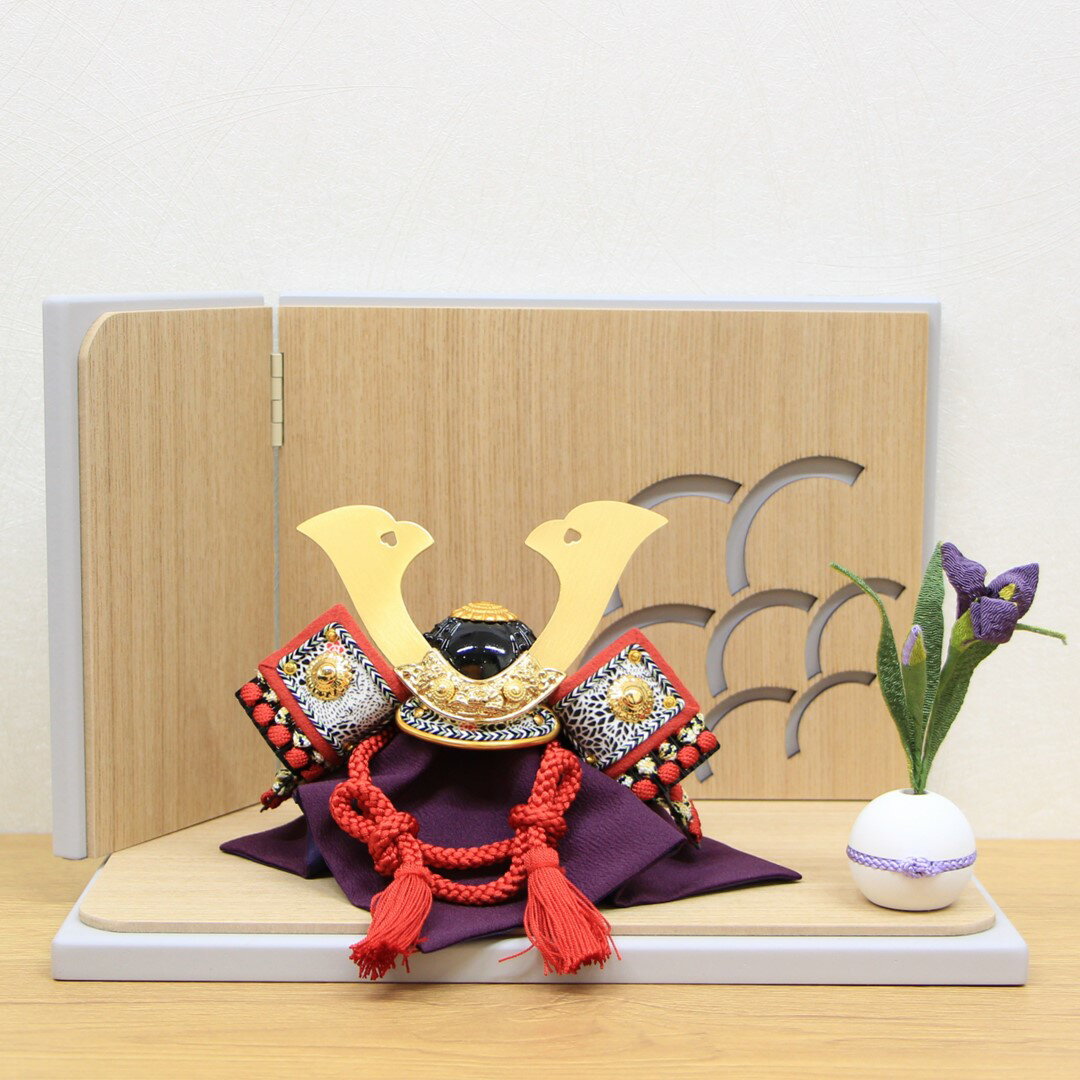 五月人形 平飾り コンパクト 兜飾り 大越忠保作 豆兜 極上大鍬兜 本格赤色縅 ちはや飾りライトグレー台屏風セット 菖蒲飾り付き