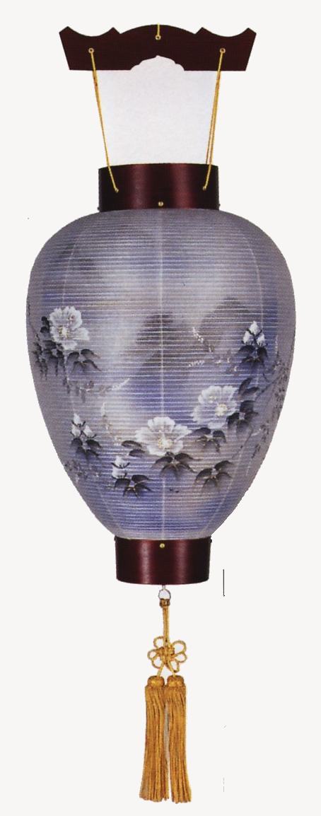 盆提灯：銘木　桜【吊り提灯】 火袋素材：絹二重絵 　　　　　（内側は紙）　　 柄：芙蓉深山 桜突板材・電池灯付 サイズ：46x29（約cm） 底にスイッチの付いた ローソク電池灯が付いています。