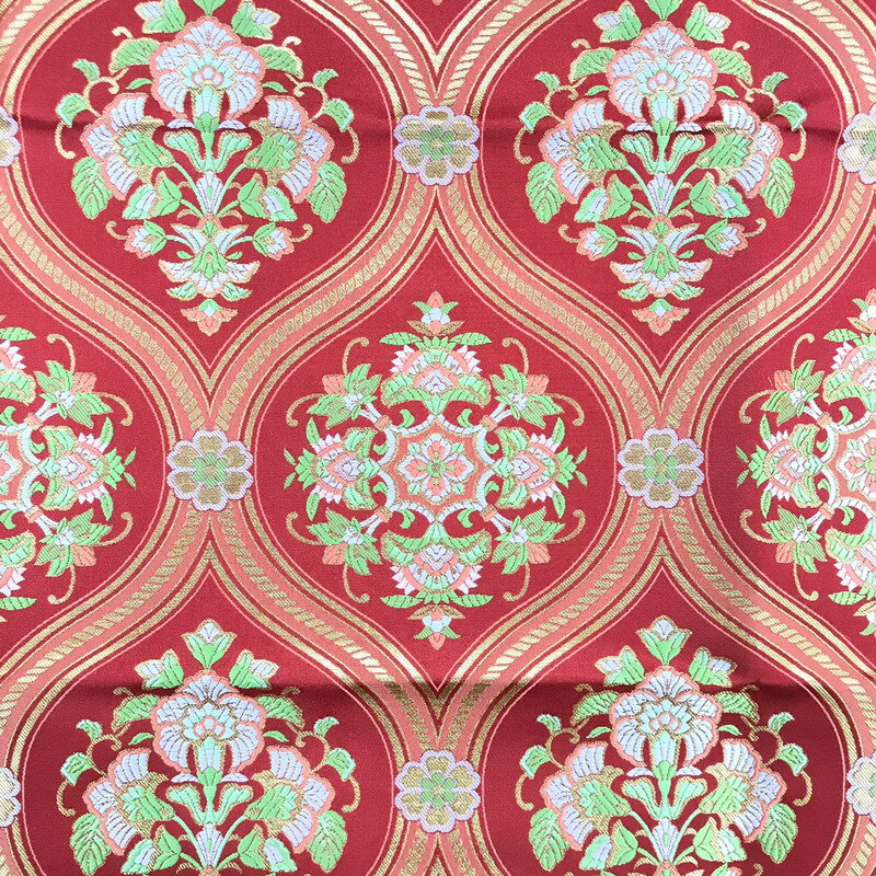 金襴織物 金襴生地・和柄・パッチワーク・手芸・和雑貨・インテリア ハギレ・はぎれ サイズ：68×50(約cm) 素材：ポリエステル、レーヨン、金糸　等 【取扱上のご注意】 ※生地のサイズには多少の誤差がございます。 ※裁断により柄の出方が違...