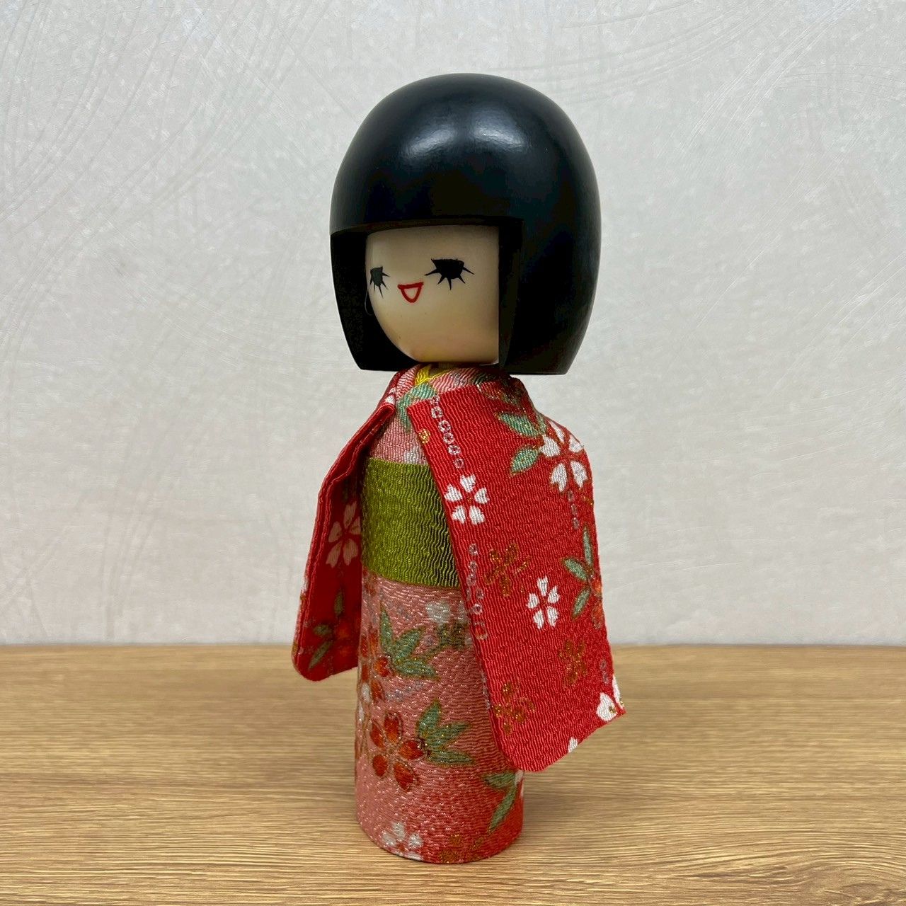Rakuten - 衣裳こけし 静か 赤 衣装 日本のお土産に大人気 日本製 木製 民芸品 伝統工芸品 こけし 衣装こけし