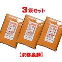 「一味と七味、どちっが辛い？」よくあるご質問です。　一味は1種類の唐辛子の粉で、　七味は唐辛子の他、数種類を調合したものですので　一般的には、一味唐辛子の方が辛いです。　その一味でも色々とありまして、　一般的な唐辛子より10倍辛く、クセも無く　美味しいと評判頂きますのが当店の「辛一味」です。　混ぜて、ごまかすことなく、　シンプルな辛みと香りと旨味をどうぞ、ご賞味下さいませ。　それでは、どうぞ、よろしくお願いします。【京都森勝】店主敬白【京都森勝】の辛一味(当店自慢の激辛唐辛子) 当店自慢の激辛唐辛子京都森勝の【辛一味】 【京都森勝】の激辛!辛一味 地元京都のお客様も「あの辛いの！」とご指名買いが大変多くハバネロより「旨い！」「辛そうな香りがええ」など京都の辛党様に絶大な支持を頂戴する【京都森勝】の激辛唐辛子「辛一味」辛いだけや無く！旨いんや！■大変刺激の強い唐辛子です。お子様の手の届かない所に保管して下さい。手や顔などに付着の際はすぐに水洗いをし下さい。特に目や粘膜への付着はお気をつけ頂き、万が一、付着の際は念のため、速やかに医師・病院にてご相談・診察して頂きます様、お願い申し上げます。 名称 【京都森勝】の辛一味 15g (小袋)×3袋セット 原材料名 内容量 1袋は15g　チャック付袋入(名刺大)　大さじ山盛り1杯程です。 賞味期限 別途商品ラベルに記載(お届け後、約半年) 保存方法 辛味の維持には冷凍が一番です。(冷蔵可)冷凍は袋・缶容器のみ 加工者 【京都森勝】京都府京都市中京区西革堂町170 【辛一味各サイズ】⇒こちら【激辛！辛一味】当店自慢の激辛唐辛子。手作り京七味【京都森勝】全国の辛党様！必見！【激辛！辛一味】地元京都の辛党様にも＼人気の激辛唐辛子／京都の七味屋【京都森勝】■やっぱり！旨いはカレー！出来上がったカレーにさっと一振り！レトルトでも本格手になスパイシーさが味わえます。甘口のカレーでも大丈夫です！■簡単！チリドッグの出来上がり。市販のホットドックに「辛一味」をふりかけその上にケッチャップも足し。タマネギのみじん切りがあれば、なお旨いです！辛いんや！すべてはその一言！〜当店自慢の辛一味は「辛い」んです〜辛いだけや無く！旨いんです！牛丼はお好きですか？まずは、私は若い頃は、備え付けの七味を肉が隠れるくらいタップリふりかけます。次は紅生姜。これも、すべてが隠れるくらいのせて食べる。でも、なんか、物足りない・・・。辛一味と出会う前の私です。今は、持ち帰りで家にて少々多い目に「辛一味」をふりかけ、一口・・・・・・。「うあ、辛っ！」それが旨い！辛党には辛さが旨さ！それを実感できる唐辛子「辛一味」、ホンマに「辛いんや！」※唐辛子は温かい料理ほど辛さが増します。冷たい料理にはやや多くお使い下さい。お兄ちゃん！コレ辛いやんか！店売りでもお客さんと親しくさせてもらってます。なじみのおかぁはん、やってきて一言。お兄ちゃん、こないだのコレ（辛一味）辛い！からいやんか！結構な剣幕です。少し微笑みながら、おかぁはん、それ、とんがらし屋で辛いは、ホメ言葉やで。ハッとした表情の後、笑顔でそら、そうやね。辛い時は、少量ずつお使い下さい。（案外、経済的かも）辛いの苦手なら、少しずつお使い下さい。マヨネーズやケッチャップとんかつソースと混ぜも美味しいですよ！「舐めます？」舐めたら100%お買上げ！？「すんません、コレ（辛一味）辛い？」　良く聞かれます。「一味の10倍辛い唐辛子です。舐めます？」&nbsp;舐めてもらうが一番！手の平に少量お分けしてひとくち「う〜ん、美味しいな・・・うぁ辛っ！」「これ辛いな〜　でも、美味しいわ。ちょうだい。」おおきに！辛党様には舐めてもらうが一番です。※ネットでは舐めて頂けないので、お試し用のミニ袋や辛一味を含む送料無料のセット品などご準備しております。【辛一味ミニ袋】　【激辛セット】【激辛3点セット】　【ミニ袋お試しセット】　【辛一味各種】京都の七味屋【京都森勝】の自慢の激辛！唐辛子＼ご賞味下さいませ／ご注意！辛一味は刺激が強いため手や顔への付着には十分にお気をつけ頂き、付着の際はすぐに水で洗ってください。