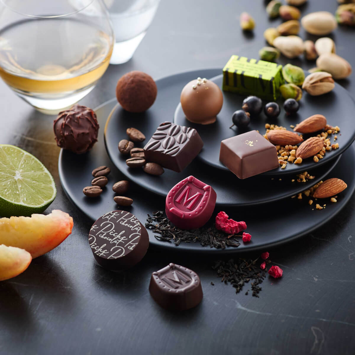 モロゾフ プレミアムチョコレートセレクション 50個入（2段詰）バレンタイン 2026 期間限定 チョコレート ボンボンショコラ トリュフ フルーツ ナッツ 洋酒 コーヒー 紅茶 アソート 詰合せ 大人 缶 高級感 プレゼント ギフト 公式