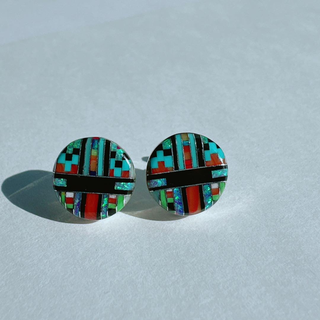 マイクロモザイク　インレイ　ズニ　ターコイズ　オニキス　コーラル　ピアス