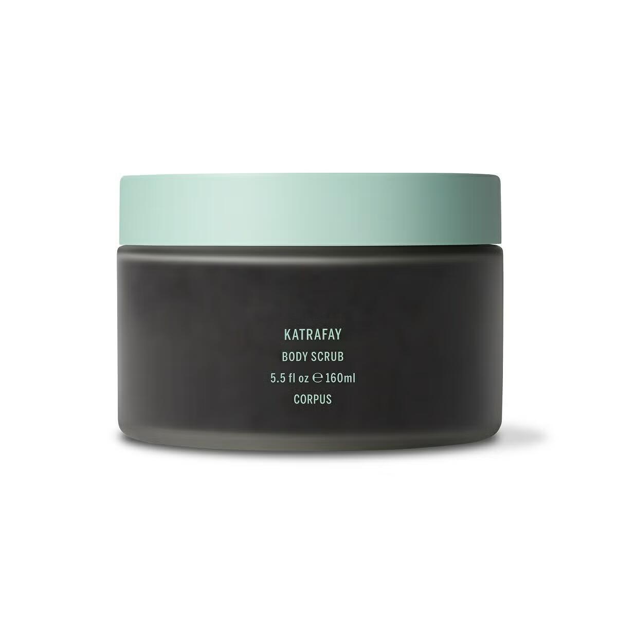贅沢な植物由来のCORPUS のボディスクラブ。 マダガスカルのカトラフェイオイルを特徴とし、柔らかく、滑らかな素肌に導きます。 効果的でありながらも優しく角質除去をするように作られており、コーンミール、くるみの殻、活性炭の独自のブレンドが古い角質や毛穴の詰まりを取り除きながら循環を促進します。 抗酸化成分が豊富なカトラフェイオイル、ヒマワリとホホバオイル、アロエなどの高性能なスキンケア成分は、栄養補給と保湿を促進し、即座に洗 練された、ツヤのある肌を作り出します。 即効性だけでなく、長期的な結果を得るために、週に1 回または2 回、お風呂かシャワーで使用してください。湿った肌に、膝や肘などのザラついた部分に焦点を当てて丁寧に円を描くように塗布し、すすいでください。 必要に応じて、毎日使用 しても大丈夫なお肌に優しいスクラブです。 【フレグランス】 ・KATRAFAY…カトラフェイ、アミリス、シダー、オレンジ 香り高く、心を落ち着かせ、活気に満ちた香り。特別なブレンドをした純粋なエッセンシャルオイルが、日常の入浴ルーティンを引き上げます。温かみのある土の香りのカトラフェイオイルが、明るいオレンジとバランスを取り、シダーとアミリスをベースにニュアンスを与えます。【160ml】 スキンケア専門家が開発!「真のナチュラル」を追求したボディケア「ボディスクラブ」