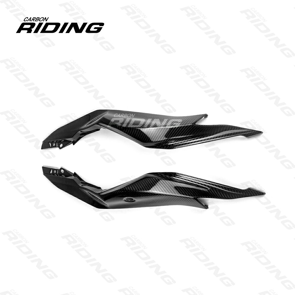 【材質】 ドライカーボン 【適合車種】 Ninja ZX-4R/RR 2023- ※掲載画像には、すべて実物を撮影した写真を使用しております。 ※ただし、撮影時の照明やご覧いただくモニター環境等により、実際の商品とは色味や質感が若干異なって見える場合がございます。あらかじめご了承ください。 ※輸入品のため、製造・輸送・通関状況等により、納期が前後する場合がございます。あらかじめご了承のうえ、ご注文ください。 ※カーボン製品は一つひとつ手作業で製作されているため、仕上がりや形状には個体差がございます。また、車両や製品の個体差により、取り付け時に微調整が必要となる場合がございます。 ※フレーク入り仕様は、ベースとなるカーボン柄をご指定いただけます。ご指定がない場合は、綾織カーボンにて製作・出荷いたします。 ※フレーク入り仕様は、ゴールド・グリーン以外のカラーも追加料金なしでワンオフ製作が可能です。ご希望のカラーがございましたら、ご注文前にメールにてお問い合わせください。