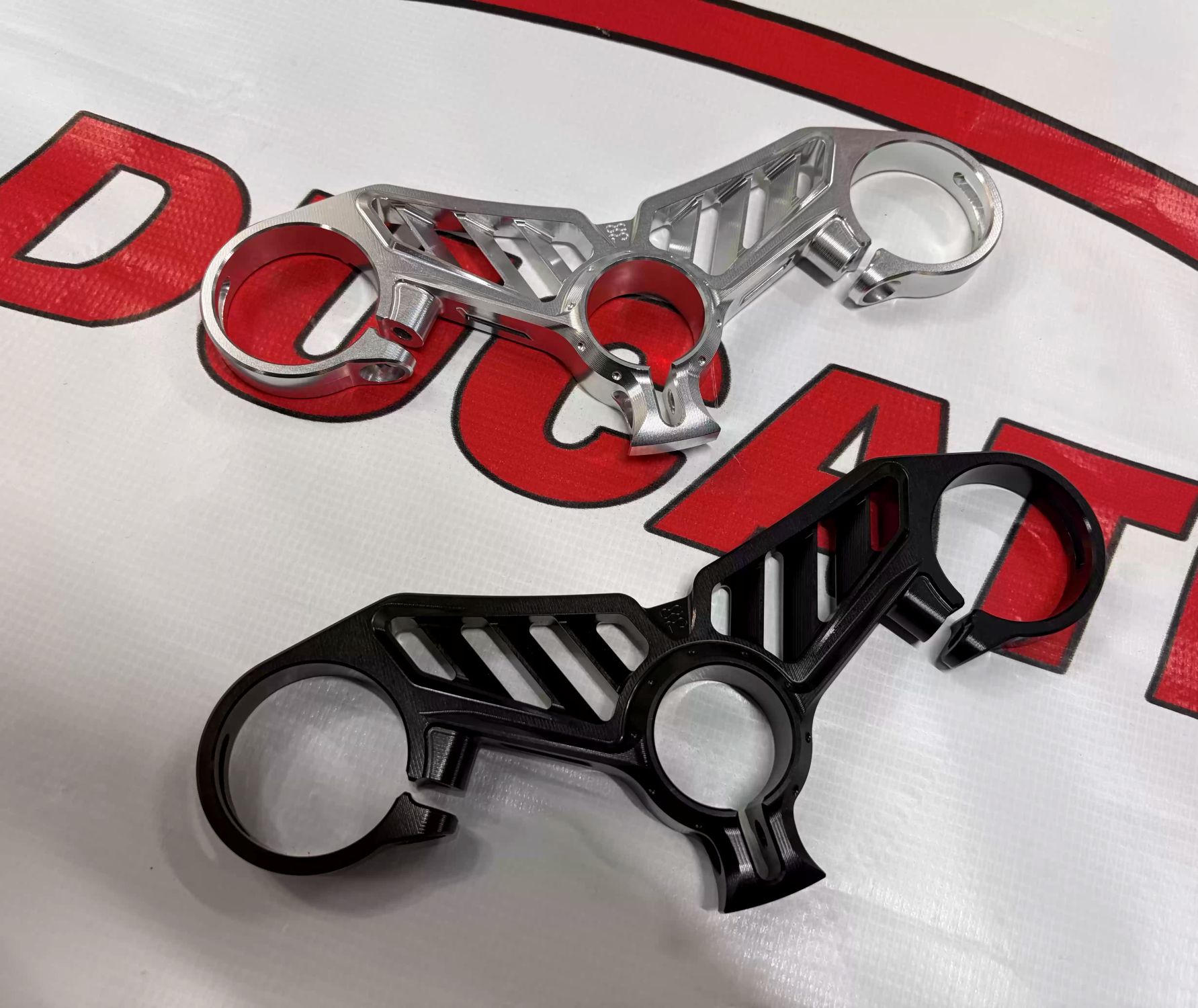 DUCATI Panigale V4専用削り出しトップブリッジ 【素材】アルミ 【適合】 パニガーレV4 2018-2024 パニガーレV4 2025- ※トップブリッジのみの販売となります。ご了承ください。