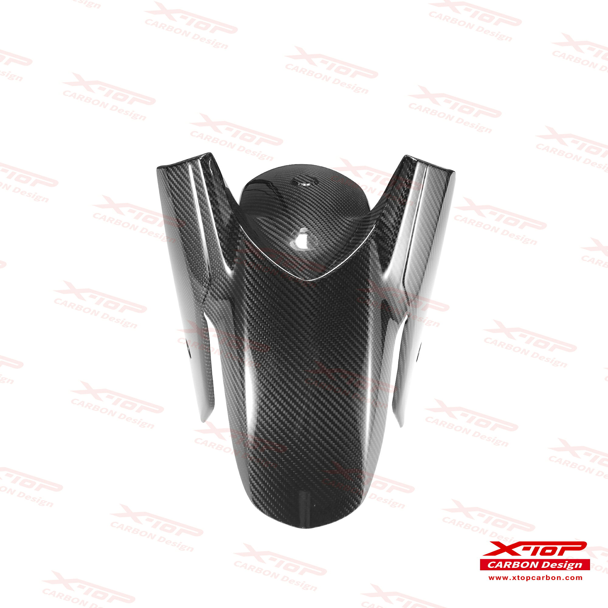 【材質】 ドライカーボン 【仕上げ】 つやあり綾織カーボン 【適合車種】 YAMAHA XMAX 250/300 2023- 【取付方法】 純正パーツとの交換 X-TOPのカーボンパーツは、航空産業でも使われるオートクレーブ成形技術を採用し、さらに独自の三層塗装仕上げによって立体感のある質感を生み出しています。 加えて、すべてのモデルに自動車用として開発された米国製UVプロテクト塗料を使用しているため、日差しによる黄変を抑え、長期間クリアな状態を保てます。 素材はドライカーボンを使用しているため、一般的なウェットカーボンに比べてさらに軽量なのも特徴です。 ※掲載画像はすべて実物の写真を使用しております。 ※海外輸入品のため、納期が前後する場合がございます。予めご了承の上ご注文ください。 ※メーカー都合により、予告なく仕様変更が行われる場合がございます。 ※カーボン製品はすべて手作業で製作されているため、個体差があり、場合によっては微調整・加工が必要となる場合がございます。