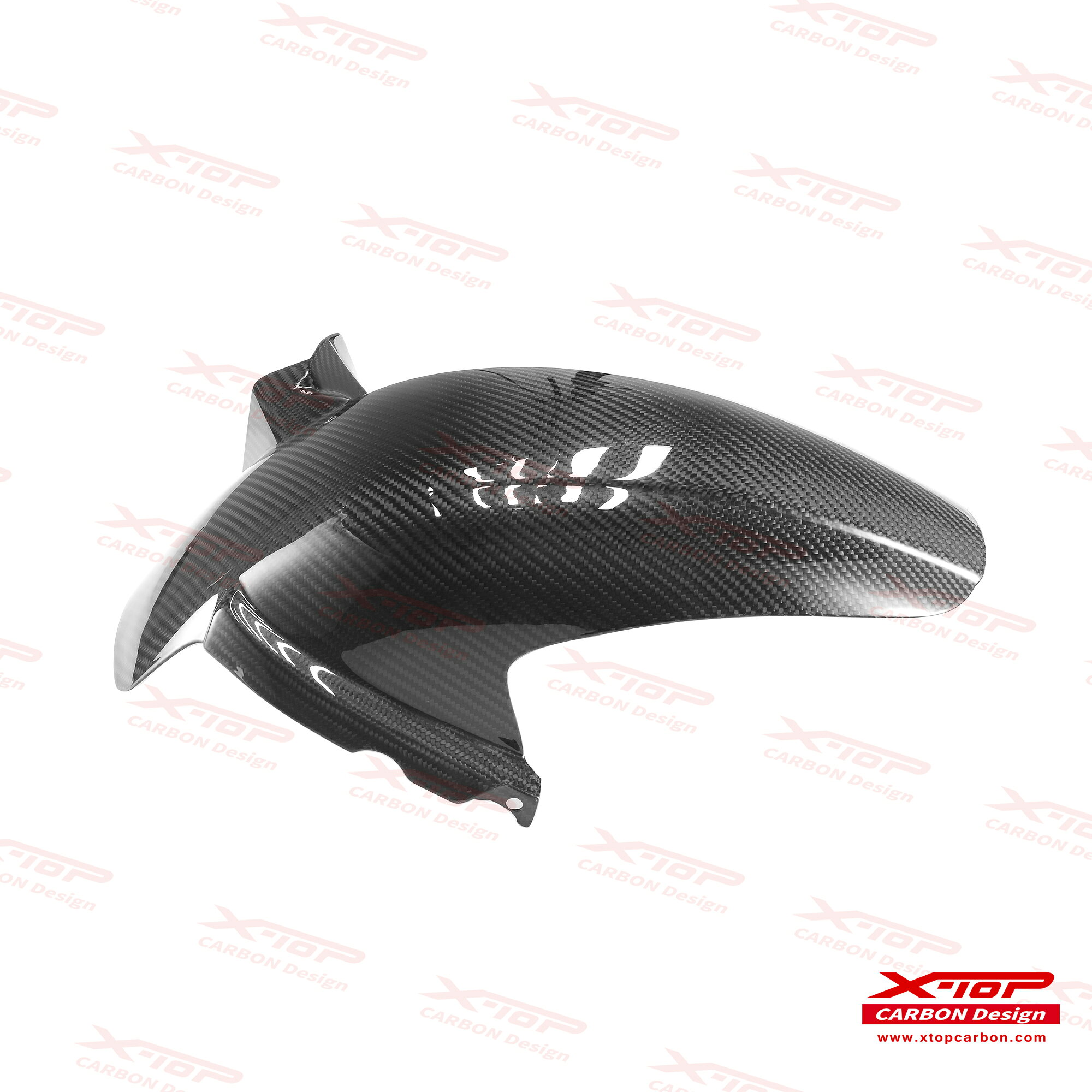 【材質】 ドライカーボン 【仕上げ】 つやあり綾織カーボン 【適合車種】 YAMAHA XMAX 250/300 2018- 【取付方法】 純正パーツとの交換 X-TOPのカーボンパーツは、航空産業でも使われるオートクレーブ成形技術を採用し、さらに独自の三層塗装仕上げによって立体感のある質感を生み出しています。 加えて、すべてのモデルに自動車用として開発された米国製UVプロテクト塗料を使用しているため、日差しによる黄変を抑え、長期間クリアな状態を保てます。 素材はドライカーボンを使用しているため、一般的なウェットカーボンに比べてさらに軽量なのも特徴です。 ※掲載画像はすべて実物の写真を使用しております。 ※海外輸入品のため、納期が前後する場合がございます。予めご了承の上ご注文ください。 ※メーカー都合により、予告なく仕様変更が行われる場合がございます。 ※カーボン製品はすべて手作業で製作されているため、個体差があり、場合によっては微調整・加工が必要となる場合がございます。