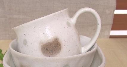 【この商品は次の用途に適しています】 食器 子ども茶碗 ベビー茶碗 食器 陶器 プレゼント 出産祝い お誕生日プレゼント 小ども食器 ベビー食器 お食い初め用食器 ちいさめ食器 お誕生祝い ギフト対応についてはこちらをクリック☆ お食い初め、お子様のお誕生プレゼント、お孫さんへの入園祝いなど、 小学生になっても、長く使える食器を記念にどうぞ♪実用的であたたかい陶器のぬくもりが伝わります。 ご自宅用はもちろん、お誕生日のプレゼントにも最適です。 ◆ご注意◆ ※職人さんがひとつひとつ手でほんわりとお顔を描いています。 ※手描きのため写真とは多少表情に違いがあります。 　ご了承くださいませ。 ◆仕様◆ ------------------------------------ ●玉小マグ　x1個 ------------------------------------ 　サイズ：直径92x70x67H　160cc 　品質：陶土 ※焼きの関係で表記サイズと若干のサイズ違い（1〜2mm）が 　あることもございます。ご了承いただければ幸いです。 ◆電子レンジ・オーブン・食洗機・乾燥機の使用は不可です。 　また、急冷急熱はお避けください。　