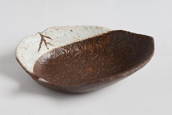 乐天商城 - 【手作り】錆釉（さびゆう）　淵白掛け　木の葉型　刺身鉢　料亭 和食器　棟山窯 美濃焼 職人 窯 工房 匠 たくみ