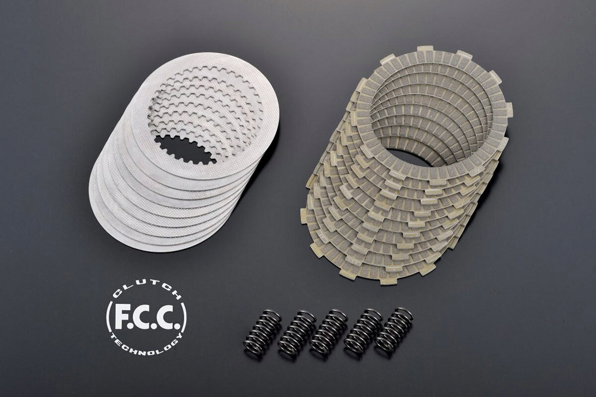 商品説明ADVANTAGE FCCトラクションコントロールクラッチキット。■アドバンテージ FCCの特徴■まずアドバンテージの本製品におけるアプローチに付きましては、完璧なまでに各メーカーで開発された純正部品に対して、コスト面を無視して必要であろう性能（アドバンテージの理想）を形にし、トラクションをリヤータイヤに伝える感覚を唐突感を緩和させトラクション効果を上げ尚且つハイパフォーマンス化された、現代のモーターサイクルにも対応でき、耐久性も挙げられる事を主要目的とし、オートバイの宿命でもある転倒を防げる様な製品にクラッチを昇華したく開発に取り組みました。(1)フリクションプレートは耐熱性及び耐久性に優れた素材を使用したクラッチディスクです。路面に伝わるトラクション性能を特に重視いたしました結果、繋がりはソフトで有りパワーを掛け加速状態で立ち上がるときには、しっかりと受け止められる優れた性能を持ち、路面状況をリニアにライダーに伝えることの出来る性能を有します。その性能はロードレーシングのみならずモトクロスのようなオフロードレーシングのシーンでも(砂の上においても)、グリップ力やアクセルに対する応答性(リーヤーのスライドなど)、コントロール性能が求められ、高い評価を得ています。(2)耐久性能に付きましては、従来品の約3〜5倍のロングライフ性能です。(3)キット内容のうち、プレッシャープレートやハブの付いたキットのコーティングは、機種により高耐久性が必要なものはカシマコートを施し、よりレース的要素を重視する物は、油温を下げる事が出来るACC(アドバンテージクールコーティング)を施しております。これらを施す事によりかじりや、段付きによる変磨耗も防いでおります。ハウジングやハブをスムースにフリクションなどが動き易くなっており、ジャダーの防止にも一役買っております。（4）クラッチ自体をキット化する時には、必ず実車と図面上の数値データ上でアドバンテージなりの再設計をし、何処何にか出来る事は残っていないか、内容量（容積）は満たしているのか、フリクションとプレートの許容量はどうなのかを全て見直しております。最近のキットでは耐久性を落とす事無く容量をアップし、しかもよりハイパフォーマンスな車両にも対応できる様、プラス1キットを展開しております。これはフリクションの数をノーマルより1枚増やす事により耐久性を大幅にアップしております。■ADVANTAGE FCCのクラッチスプリングについて■スプリングに関しては、KYB/SHOWAのサスペンションバネ専門工場にて製作しております。重要な事はクラッチスプリングに関しまして、クラッチの世界は今まであまりにアバウトな製品が多いように思われました。それはスプリング自体の製品的特性から製品を作るときの、公差の数値が大きい事にも起因します。アドバンテージでは、長年サスペンションの開発におきましての経験を生かし、サスペンションスプリング専門工場でバルブスプリング材（SWOSC-V）を使用してのクラッチスプリングを製作することにより、下記の要望を織り込んだスプリングを開発しました。バネ素材SWOSC-V材使用しバネの傾き工差が0.5度以下で、スペシャルショットピーニング加工を施し機種専用設計(バイクのキャラクターや現状の再見直しによる理想的な数値設計)を、ノーマルのオートバイのクラッチを再検証し再設計をしました。油温によるバネレートの低下を少なく設計しております。■スプリングバネレートについて■強化クラッチに有りがちな、ただ硬くてクラッチが重いというような状況を根本的に打開いたしました。それはフリクションやプレートとの相乗効果の中で、スプリングレートをそんなに大幅にアップする必要が無くなりました。（一部機種はスプリングレートによりクラッチ滑りを抑え込んでいる）この様な機種はどうしても重たくなりがちですが、ライバル製品に対しましても軽く仕上げられております。■スプリング素材■上記で述べましたがスプリング素材はSWOSC-Vを使用しております。これはバルブスプリング材です。クラッチとは比べ物にならないほど、厳しい環境でその性能を落とすことが許されない所位で使用される素材です。楚歌も特筆すべきことは当然、その線径（ピアノ線）は車種や仕様により、コンマ単位で線径が違う為、その素材をタイムリーに持っているスプリングメーカーは少なく、しかしサスペンション専門メーカーは違います。ほとんどカバーできるだけの線径を保有し設計に応じた線径で製品化できる為、ハイパフォーマンスでロングライフな製品に成りました。フリクションディスク製法「セグメント方式」は、F.C.C.が開発した独自製法です。クラッチ生産の効率化と品質の向上に飛躍的な進化をもたらした生産システムで、テープ状の摩擦材を芯板へ圧着することにより、工程の効率化の大幅な向上を実現します。また、製法の特性がもたらす自由度の高い油溝形状が、製品に求められる様々な要求への柔軟な対応を可能にします。摩擦性能向上による変速時のショック（乗り心地）改善、クラッチOFF状態での引き摺り低減（フリクション低減）による燃費向上など、製品としてのクラッチに求められる性能は多様です。セグメントディスクは自由度の高い油溝（グルーブ）形状の実現により、これらの要求に柔軟に対応することが可能です。■ADVANTAGE FCC キット内容■〇Type-A・・フリクションディスク、プレート、スプリングの3点セット〇Type-B・・フリクションディスク、スプリングの2点セット〇Type-C・・コイルスプリングコンバージョンキットになります。スプリング、フリクションディスク、プレッシャープレートの3点セットです。プレートはノーマルを使用〇Type-D・・コイルスプリングコンバージョンキットのフルセットです。スプリング、ボルト、フリクションディスク、プレート、プレッシャープレート、インナースリーブ、スペーサーの7点セット〇Type-E・・フリクションディスク、プレート、プレート型スプリングの3点セット〇Type-F・・プレッシャープレート、フリクションディスク、プレート、スプリングの4点セット〇Type-G・・プレッシャープレート、クラッチハブ、フリクションディスク、プレート、スプリングの5点セット〇Type-H・・フリクションディスクのみのキット〇Type-I・・FCC Spl+1クラッチKit/Splプレッシャープレート/Splハブ/ハウジングCOMP/プッシュロッド/スラストワッシャー/ラジアルブッシュ/マウントワッシャー を含むコンバージョンキット〇Type-J・・ハブ、スプリング、フリクションディスク、プレート、ジャダースプリング、スプリングシート、リングストッパーの7点セット〇Type-K・・フリクションディスク、プレートの2点セット仕様・規格■メーカー■・ADVANTAGE[アドバンテージ]■メーカー品番■・214-S1006-05■JANコード■・4580340050713■適合車種■・GSX-S1000（16年）・GSX-S1000F（16年）■詳細■〇タイプ：Type-A〇詳細：フリクションディスク、プレート、スプリングの3点セット〇備考：シートウエーブワッシャ—とワッシャークラッチプレートウエーブは使用しません〇エンジンオイルはMOTUL 300V（4st用）/800（2st用）シリーズを推奨いたします。（粘度は純正指定の規格に従って下さい）▲注意点▲※製品の特性上、発送までお時間をいただく場合がございます。お急ぎのお客様はお問い合わせください。※在庫は常に変動しており、状況次第ではご用意できない場合があり、再生産不可等の際はキャンセルとなる事があります。予めご了承下さい。※本製品は必ず指定免許を有する認証工場での取り付けをお願い致します。※認定工場以外で取り付けられた場合、クレーム及び保障等に関するものは一切お受け出来ませんのでご注意ください。※メーカー都合により商品の仕様変更がある場合がございます。ご了承ください。 弊社の取り扱い商品はバイクパーツ、バイク用品となります。 ※車両販売（オートバイ本体の販売）は行っておりません。 商品画像で、車両全体もしくは車両の一部が写っている画像がございますが、それらは商品の装着イメージとしての画像であり、車両そのものではありません。