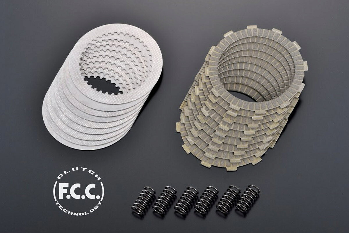 商品説明ADVANTAGE FCCトラクションコントロールクラッチキット。■アドバンテージ FCCの特徴■まずアドバンテージの本製品におけるアプローチに付きましては、完璧なまでに各メーカーで開発された純正部品に対して、コスト面を無視して必要であろう性能（アドバンテージの理想）を形にし、トラクションをリヤータイヤに伝える感覚を唐突感を緩和させトラクション効果を上げ尚且つハイパフォーマンス化された、現代のモーターサイクルにも対応でき、耐久性も挙げられる事を主要目的とし、オートバイの宿命でもある転倒を防げる様な製品にクラッチを昇華したく開発に取り組みました。(1)フリクションプレートは耐熱性及び耐久性に優れた素材を使用したクラッチディスクです。路面に伝わるトラクション性能を特に重視いたしました結果、繋がりはソフトで有りパワーを掛け加速状態で立ち上がるときには、しっかりと受け止められる優れた性能を持ち、路面状況をリニアにライダーに伝えることの出来る性能を有します。その性能はロードレーシングのみならずモトクロスのようなオフロードレーシングのシーンでも(砂の上においても)、グリップ力やアクセルに対する応答性(リーヤーのスライドなど)、コントロール性能が求められ、高い評価を得ています。(2)耐久性能に付きましては、従来品の約3〜5倍のロングライフ性能です。(3)キット内容のうち、プレッシャープレートやハブの付いたキットのコーティングは、機種により高耐久性が必要なものはカシマコートを施し、よりレース的要素を重視する物は、油温を下げる事が出来るACC(アドバンテージクールコーティング)を施しております。これらを施す事によりかじりや、段付きによる変磨耗も防いでおります。ハウジングやハブをスムースにフリクションなどが動き易くなっており、ジャダーの防止にも一役買っております。（4）クラッチ自体をキット化する時には、必ず実車と図面上の数値データ上でアドバンテージなりの再設計をし、何処何にか出来る事は残っていないか、内容量（容積）は満たしているのか、フリクションとプレートの許容量はどうなのかを全て見直しております。最近のキットでは耐久性を落とす事無く容量をアップし、しかもよりハイパフォーマンスな車両にも対応できる様、プラス1キットを展開しております。これはフリクションの数をノーマルより1枚増やす事により耐久性を大幅にアップしております。■ADVANTAGE FCCのクラッチスプリングについて■スプリングに関しては、KYB/SHOWAのサスペンションバネ専門工場にて製作しております。重要な事はクラッチスプリングに関しまして、クラッチの世界は今まであまりにアバウトな製品が多いように思われました。それはスプリング自体の製品的特性から製品を作るときの、公差の数値が大きい事にも起因します。アドバンテージでは、長年サスペンションの開発におきましての経験を生かし、サスペンションスプリング専門工場でバルブスプリング材（SWOSC-V）を使用してのクラッチスプリングを製作することにより、下記の要望を織り込んだスプリングを開発しました。バネ素材SWOSC-V材使用しバネの傾き工差が0.5度以下で、スペシャルショットピーニング加工を施し機種専用設計(バイクのキャラクターや現状の再見直しによる理想的な数値設計)を、ノーマルのオートバイのクラッチを再検証し再設計をしました。油温によるバネレートの低下を少なく設計しております。■スプリングバネレートについて■強化クラッチに有りがちな、ただ硬くてクラッチが重いというような状況を根本的に打開いたしました。それはフリクションやプレートとの相乗効果の中で、スプリングレートをそんなに大幅にアップする必要が無くなりました。（一部機種はスプリングレートによりクラッチ滑りを抑え込んでいる）この様な機種はどうしても重たくなりがちですが、ライバル製品に対しましても軽く仕上げられております。■スプリング素材■上記で述べましたがスプリング素材はSWOSC-Vを使用しております。これはバルブスプリング材です。クラッチとは比べ物にならないほど、厳しい環境でその性能を落とすことが許されない所位で使用される素材です。楚歌も特筆すべきことは当然、その線径（ピアノ線）は車種や仕様により、コンマ単位で線径が違う為、その素材をタイムリーに持っているスプリングメーカーは少なく、しかしサスペンション専門メーカーは違います。ほとんどカバーできるだけの線径を保有し設計に応じた線径で製品化できる為、ハイパフォーマンスでロングライフな製品に成りました。フリクションディスク製法「セグメント方式」は、F.C.C.が開発した独自製法です。クラッチ生産の効率化と品質の向上に飛躍的な進化をもたらした生産システムで、テープ状の摩擦材を芯板へ圧着することにより、工程の効率化の大幅な向上を実現します。また、製法の特性がもたらす自由度の高い油溝形状が、製品に求められる様々な要求への柔軟な対応を可能にします。摩擦性能向上による変速時のショック（乗り心地）改善、クラッチOFF状態での引き摺り低減（フリクション低減）による燃費向上など、製品としてのクラッチに求められる性能は多様です。セグメントディスクは自由度の高い油溝（グルーブ）形状の実現により、これらの要求に柔軟に対応することが可能です。■ADVANTAGE FCC キット内容■〇Type-A・・フリクションディスク、プレート、スプリングの3点セット〇Type-B・・フリクションディスク、スプリングの2点セット〇Type-C・・コイルスプリングコンバージョンキットになります。スプリング、フリクションディスク、プレッシャープレートの3点セットです。プレートはノーマルを使用〇Type-D・・コイルスプリングコンバージョンキットのフルセットです。スプリング、ボルト、フリクションディスク、プレート、プレッシャープレート、インナースリーブ、スペーサーの7点セット〇Type-E・・フリクションディスク、プレート、プレート型スプリングの3点セット〇Type-F・・プレッシャープレート、フリクションディスク、プレート、スプリングの4点セット〇Type-G・・プレッシャープレート、クラッチハブ、フリクションディスク、プレート、スプリングの5点セット〇Type-H・・フリクションディスクのみのキット〇Type-I・・FCC Spl+1クラッチKit/Splプレッシャープレート/Splハブ/ハウジングCOMP/プッシュロッド/スラストワッシャー/ラジアルブッシュ/マウントワッシャー を含むコンバージョンキット〇Type-J・・ハブ、スプリング、フリクションディスク、プレート、ジャダースプリング、スプリングシート、リングストッパーの7点セット〇Type-K・・フリクションディスク、プレートの2点セット仕様・規格■メーカー■・ADVANTAGE[アドバンテージ]■メーカー品番■・214-S0231-06■JANコード■・4580340005324■適合車種■・GSX750S・GSX750SS・GSX750S2・GSX750SZ・GSX750SD・GSX750E・GSX750E-2・GSX750E-3・GS750G1・GS750G2・GSX650G・GS650G2・GS650G3・GS850G■詳細■〇タイプ：Type-A〇詳細： フリクションディスク、プレート、スプリングの3点セット〇備考：SPECIAL＋1Type（ノーマルより1枚ずつ多い設定です）〇エンジンオイルはMOTUL 300V（4st用）/800（2st用）シリーズを推奨いたします。（粘度は純正指定の規格に従って下さい）▲注意点▲※製品の特性上、発送までお時間をいただく場合がございます。お急ぎのお客様はお問い合わせください。※在庫は常に変動しており、状況次第ではご用意できない場合があり、再生産不可等の際はキャンセルとなる事があります。予めご了承下さい。※本製品は必ず指定免許を有する認証工場での取り付けをお願い致します。※認定工場以外で取り付けられた場合、クレーム及び保障等に関するものは一切お受け出来ませんのでご注意ください。※メーカー都合により商品の仕様変更がある場合がございます。ご了承ください。 弊社の取り扱い商品はバイクパーツ、バイク用品となります。 ※車両販売（オートバイ本体の販売）は行っておりません。 商品画像で、車両全体もしくは車両の一部が写っている画像がございますが、それらは商品の装着イメージとしての画像であり、車両そのものではありません。