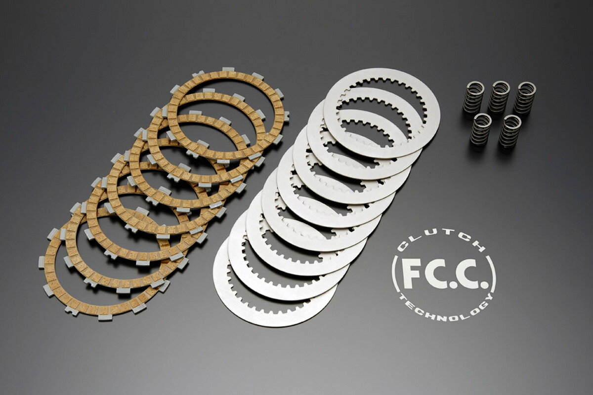 商品説明ADVANTAGE FCCトラクションコントロールクラッチキット。■アドバンテージ FCCの特徴■まずアドバンテージの本製品におけるアプローチに付きましては、完璧なまでに各メーカーで開発された純正部品に対して、コスト面を無視して必要であろう性能（アドバンテージの理想）を形にし、トラクションをリヤータイヤに伝える感覚を唐突感を緩和させトラクション効果を上げ尚且つハイパフォーマンス化された、現代のモーターサイクルにも対応でき、耐久性も挙げられる事を主要目的とし、オートバイの宿命でもある転倒を防げる様な製品にクラッチを昇華したく開発に取り組みました。(1)フリクションプレートは耐熱性及び耐久性に優れた素材を使用したクラッチディスクです。路面に伝わるトラクション性能を特に重視いたしました結果、繋がりはソフトで有りパワーを掛け加速状態で立ち上がるときには、しっかりと受け止められる優れた性能を持ち、路面状況をリニアにライダーに伝えることの出来る性能を有します。その性能はロードレーシングのみならずモトクロスのようなオフロードレーシングのシーンでも(砂の上においても)、グリップ力やアクセルに対する応答性(リーヤーのスライドなど)、コントロール性能が求められ、高い評価を得ています。(2)耐久性能に付きましては、従来品の約3〜5倍のロングライフ性能です。(3)キット内容のうち、プレッシャープレートやハブの付いたキットのコーティングは、機種により高耐久性が必要なものはカシマコートを施し、よりレース的要素を重視する物は、油温を下げる事が出来るACC(アドバンテージクールコーティング)を施しております。これらを施す事によりかじりや、段付きによる変磨耗も防いでおります。ハウジングやハブをスムースにフリクションなどが動き易くなっており、ジャダーの防止にも一役買っております。（4）クラッチ自体をキット化する時には、必ず実車と図面上の数値データ上でアドバンテージなりの再設計をし、何処何にか出来る事は残っていないか、内容量（容積）は満たしているのか、フリクションとプレートの許容量はどうなのかを全て見直しております。最近のキットでは耐久性を落とす事無く容量をアップし、しかもよりハイパフォーマンスな車両にも対応できる様、プラス1キットを展開しております。これはフリクションの数をノーマルより1枚増やす事により耐久性を大幅にアップしております。■ADVANTAGE FCCのクラッチスプリングについて■スプリングに関しては、KYB/SHOWAのサスペンションバネ専門工場にて製作しております。重要な事はクラッチスプリングに関しまして、クラッチの世界は今まであまりにアバウトな製品が多いように思われました。それはスプリング自体の製品的特性から製品を作るときの、公差の数値が大きい事にも起因します。アドバンテージでは、長年サスペンションの開発におきましての経験を生かし、サスペンションスプリング専門工場でバルブスプリング材（SWOSC-V）を使用してのクラッチスプリングを製作することにより、下記の要望を織り込んだスプリングを開発しました。バネ素材SWOSC-V材使用しバネの傾き工差が0.5度以下で、スペシャルショットピーニング加工を施し機種専用設計(バイクのキャラクターや現状の再見直しによる理想的な数値設計)を、ノーマルのオートバイのクラッチを再検証し再設計をしました。油温によるバネレートの低下を少なく設計しております。■スプリングバネレートについて■強化クラッチに有りがちな、ただ硬くてクラッチが重いというような状況を根本的に打開いたしました。それはフリクションやプレートとの相乗効果の中で、スプリングレートをそんなに大幅にアップする必要が無くなりました。（一部機種はスプリングレートによりクラッチ滑りを抑え込んでいる）この様な機種はどうしても重たくなりがちですが、ライバル製品に対しましても軽く仕上げられております。■スプリング素材■上記で述べましたがスプリング素材はSWOSC-Vを使用しております。これはバルブスプリング材です。クラッチとは比べ物にならないほど、厳しい環境でその性能を落とすことが許されない所位で使用される素材です。楚歌も特筆すべきことは当然、その線径（ピアノ線）は車種や仕様により、コンマ単位で線径が違う為、その素材をタイムリーに持っているスプリングメーカーは少なく、しかしサスペンション専門メーカーは違います。ほとんどカバーできるだけの線径を保有し設計に応じた線径で製品化できる為、ハイパフォーマンスでロングライフな製品に成りました。フリクションディスク製法「セグメント方式」は、F.C.C.が開発した独自製法です。クラッチ生産の効率化と品質の向上に飛躍的な進化をもたらした生産システムで、テープ状の摩擦材を芯板へ圧着することにより、工程の効率化の大幅な向上を実現します。また、製法の特性がもたらす自由度の高い油溝形状が、製品に求められる様々な要求への柔軟な対応を可能にします。摩擦性能向上による変速時のショック（乗り心地）改善、クラッチOFF状態での引き摺り低減（フリクション低減）による燃費向上など、製品としてのクラッチに求められる性能は多様です。セグメントディスクは自由度の高い油溝（グルーブ）形状の実現により、これらの要求に柔軟に対応することが可能です。■ADVANTAGE FCC キット内容■〇Type-A・・フリクションディスク、プレート、スプリングの3点セット〇Type-B・・フリクションディスク、スプリングの2点セット〇Type-C・・コイルスプリングコンバージョンキットになります。スプリング、フリクションディスク、プレッシャープレートの3点セットです。プレートはノーマルを使用〇Type-D・・コイルスプリングコンバージョンキットのフルセットです。スプリング、ボルト、フリクションディスク、プレート、プレッシャープレート、インナースリーブ、スペーサーの7点セット〇Type-E・・フリクションディスク、プレート、プレート型スプリングの3点セット〇Type-F・・プレッシャープレート、フリクションディスク、プレート、スプリングの4点セット〇Type-G・・プレッシャープレート、クラッチハブ、フリクションディスク、プレート、スプリングの5点セット〇Type-H・・フリクションディスクのみのキット〇Type-I・・FCC Spl+1クラッチKit/Splプレッシャープレート/Splハブ/ハウジングCOMP/プッシュロッド/スラストワッシャー/ラジアルブッシュ/マウントワッシャー を含むコンバージョンキット〇Type-J・・ハブ、スプリング、フリクションディスク、プレート、ジャダースプリング、スプリングシート、リングストッパーの7点セット〇Type-K・・フリクションディスク、プレートの2点セット仕様・規格■メーカー■・ADVANTAGE[アドバンテージ]■メーカー品番■・214-K2351-05■JANコード■・4580339962560■適合車種■・500SS Mach III（SS500）（69-74年）（H1-H1B）■詳細■〇タイプ：Type-A〇詳細：フリクションディスク、プレート、SPGの3点セット〇エンジンオイルはMOTUL 300V（4st用）/800（2st用）シリーズを推奨いたします。（粘度は純正指定の規格に従って下さい）▲注意点▲※製品の特性上、発送までお時間をいただく場合がございます。お急ぎのお客様はお問い合わせください。※在庫は常に変動しており、状況次第ではご用意できない場合があり、再生産不可等の際はキャンセルとなる事があります。予めご了承下さい。※本製品は必ず指定免許を有する認証工場での取り付けをお願い致します。※認定工場以外で取り付けられた場合、クレーム及び保障等に関するものは一切お受け出来ませんのでご注意ください。※メーカー都合により商品の仕様変更がある場合がございます。ご了承ください。 弊社の取り扱い商品はバイクパーツ、バイク用品となります。 ※車両販売（オートバイ本体の販売）は行っておりません。 商品画像で、車両全体もしくは車両の一部が写っている画像がございますが、それらは商品の装着イメージとしての画像であり、車両そのものではありません。