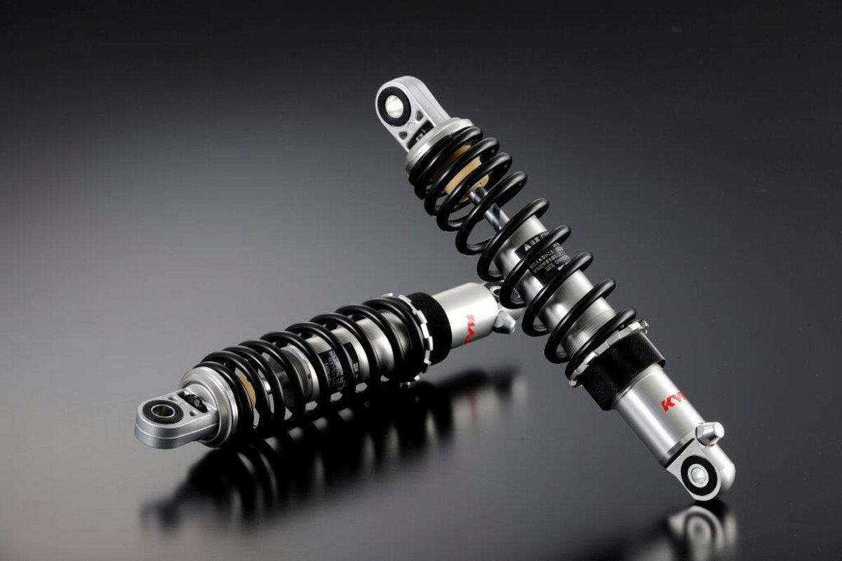 商品説明ADVANTAGE KYB ビンテージタイプショック。削り出しボディ。スポーツ性が高く、ファッション性に優れている、そんなサスペンション。細部までこだわった、アルミ削り出しのボデイにより、バイク自身の雰囲気をより美しく引き出し、仕上げの良さをアピールできるリアサペンション。ワインディングや市街地でも、サスペンションにGを受けた時にでも、タイヤのグリップが変化する事無く、ダイレクトに伝わる設計です。仕様・規格■メーカー■・ADVANTAGE[アドバンテージ]■メーカー品番■・KGS330-S070-BK■JANコード■・4570069995587■適合車種■・GS1200SS■詳細■〇フリー長：330mm〇単筒ガス式リヤクッションユニット〇伸側ダイヤル式減衰力調整（4段）〇ネジ式スプリングイニシャル調整（無段階）〇オールアルミボディー※サスペンションのフリー長は330mmになります。スプリング及びサスペンション本体がチェーンケースに干渉する場合が御座います。ケースの加工が必要になる場合が御座います。※グラブバーなどに干渉する場合が有りますので取り外しまたは加工をして頂く必要が有る場合が御座います。※サスペンション自体は正立使用でも倒立使用でも使用は可能です。▲注意点▲※製品の特性上、発送までお時間をいただく場合がございます。お急ぎのお客様は、ご注文前に納期をお問い合わせください。※在庫は常に変動しており、状況次第ではご用意できない場合があり、再生産不可等の際はキャンセルとなる事があります。予めご了承下さい。※メーカー都合により商品の仕様変更がある場合がございます。ご了承ください。※画像は「イメージ画像」となります。また装着画像は「装着イメージ画像」となります。 弊社の取り扱い商品はバイクパーツ、バイク用品となります。 ※車両販売（オートバイ本体の販売）は行っておりません。 商品画像で、車両全体もしくは車両の一部が写っている画像がございますが、それらは商品の装着イメージとしての画像であり、車両そのものではありません。