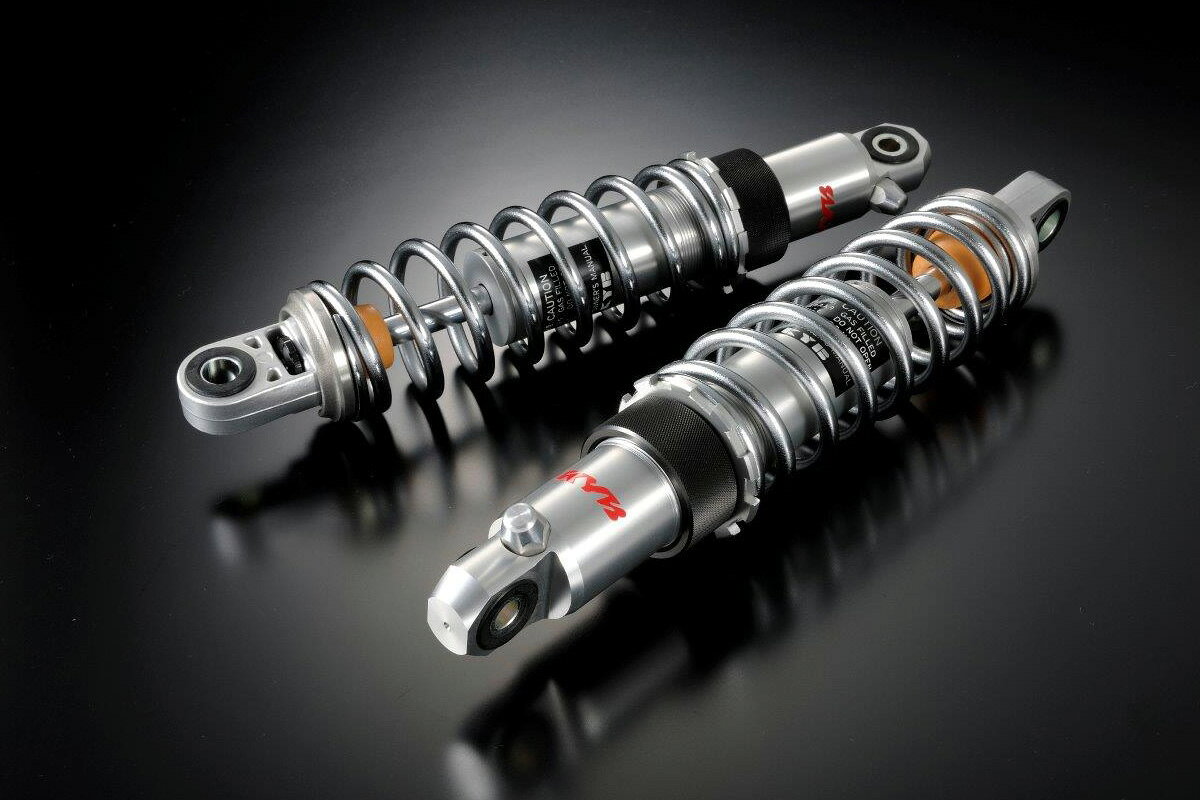商品説明ADVANTAGE KYB ビンテージタイプショック。削り出しボディ。スポーツ性が高く、ファッション性に優れている、そんなサスペンション。細部までこだわった、アルミ削り出しのボデイにより、バイク自身の雰囲気をより美しく引き出し、仕上げの良さをアピールできるリアサペンション。ワインディングや市街地でも、サスペンションにGを受けた時にでも、タイヤのグリップが変化する事無く、ダイレクトに伝わる設計です。仕様・規格■メーカー■・ADVANTAGE[アドバンテージ]■メーカー品番■・KGS325-Y020-17M■JANコード■・4570069991329■適合車種■・XJR400・XJR400S・XJR400R■詳細■〇フリー長：325mm〇単筒ガス式リヤクッションユニット〇伸側ダイヤル式減衰力調整（4段）〇ネジ式スプリングイニシャル調整（無段階）〇オールアルミボディー※サスペンションのフリー長は325mmになります。スプリング及びサスペンション本体がチェーンケースに干渉する場合が御座います。ケースの加工が必要になる場合が御座います。※グラブバーなどに干渉する場合が有りますので取り外しまたは加工をして頂く必要が有る場合が御座います。※サスペンション自体は正立使用でも倒立使用でも使用は可能です。▲注意点▲※製品の特性上、発送までお時間をいただく場合がございます。お急ぎのお客様は、ご注文前に納期をお問い合わせください。※在庫は常に変動しており、状況次第ではご用意できない場合があり、再生産不可等の際はキャンセルとなる事があります。予めご了承下さい。※メーカー都合により商品の仕様変更がある場合がございます。ご了承ください。※画像は「イメージ画像」となります。また装着画像は「装着イメージ画像」となります。 弊社の取り扱い商品はバイクパーツ、バイク用品となります。 ※車両販売（オートバイ本体の販売）は行っておりません。 商品画像で、車両全体もしくは車両の一部が写っている画像がございますが、それらは商品の装着イメージとしての画像であり、車両そのものではありません。