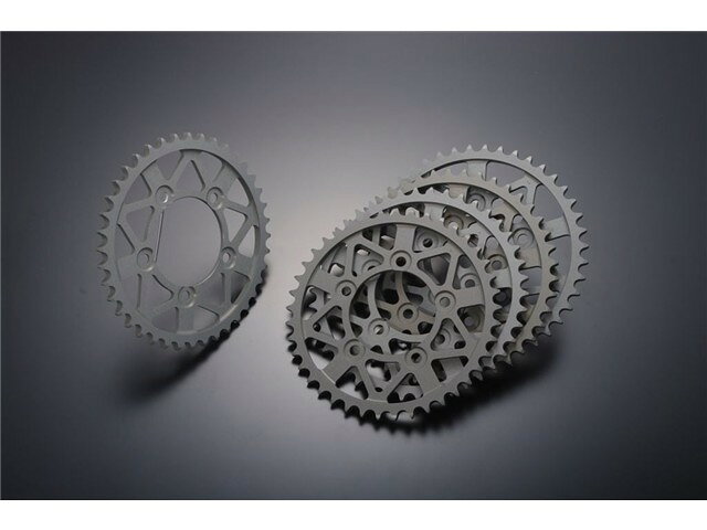415-33tメーカー : 汎用品適合車種EXACT専用品Type : 取り付け穴は5ホールタイプ品番 : 6411-41533-05JANコード : 4580340045603XAM JAPAN製EXACT専用スペシャルスプロケット3次元5軸加工品NSF250R/GP MONO用のEXACTをGP3に装着する際に必要となります。(取り付けには、別途専用ハブも必要。)詳しくはお問い合わせください。在庫状況について当店では複数店舗で同時販売を行っているため、ご注文いただいた時点で他店が先に完売し、在庫切れとなる場合がございます。今後の入荷予定を確認し、入荷が困難と判断した場合は、誠に勝手ながらご注文をキャンセルさせていただくことがございます。在庫管理について出来る限りリアルタイム更新を心がけておりますが、実際の在庫が反映されないことがございます。万が一、欠品となった場合はご容赦いただけますようお願いいたします。価格変動についてメーカーの価格は常に変動しているため、ご注文後に価格変更が判明した場合は、改めてご連絡させていただくことがございます。商品情報について商品ページ作成時には細心の注意を払っておりますが、稀に商品説明や価格に誤記がある場合がございます。誤記が確認された場合は、ご購入後であってもご連絡の上、やむを得ずご注文をキャンセルさせていただくことがございます。予めご了承ください。メーカー取り寄せ商品について商品ページタイトルに「在庫あり」と記載がない商品は、すべてメーカー取り寄せ品です。在庫があれば、ご注文から約1週間以内に発送いたします。メーカー欠品・販売中止時の対応メーカー欠品や販売中止、仕様変更等により、ご用意できない場合もございます。その際はご注文をご連絡の上、キャンセルまたは内容変更にて対応させいただきます。また、欠品が長期化する場合は、納期につきまして事前にお問い合わせの上、ご案内いたします。