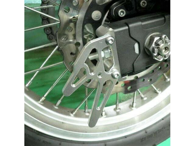 ※画像はイメージとなります。別なカラーを参考に掲載している場合があります。VERSYS-X 250 レーシングスタンドフックSET・ 加工不要の完全ボルトオンでレーシーなスタイリングとメンテナンス性を向上。・ アルミ総削り出し、シルバーアルマイト処理済みのハイクオリティ※車両の個体差により、加工が必要な場合があります。このスタンドフックにスタンド掛けした状態で、車輌に乗車しないで下さい。VERSYS-X 250 レーシングスタンドフック品番 0611-KD9-09 JAN コード 4582346464464在庫状況について当店では複数店舗で同時販売を行っているため、ご注文いただいた時点で他店が先に完売し、在庫切れとなる場合がございます。今後の入荷予定を確認し、入荷が困難と判断した場合は、誠に勝手ながらご注文をキャンセルさせていただくことがございます。在庫管理について出来る限りリアルタイム更新を心がけておりますが、実際の在庫が反映されないことがございます。万が一、欠品となった場合はご容赦いただけますようお願いいたします。価格変動についてメーカーの価格は常に変動しているため、ご注文後に価格変更が判明した場合は、改めてご連絡させていただくことがございます。商品情報について商品ページ作成時には細心の注意を払っておりますが、稀に商品説明や価格に誤記がある場合がございます。誤記が確認された場合は、ご購入後であってもご連絡の上、やむを得ずご注文をキャンセルさせていただくことがございます。予めご了承ください。メーカー欠品・販売中止時の対応メーカー欠品や販売中止、仕様変更等により、ご用意できない場合もございます。その際はご注文をご連絡の上、キャンセルまたは内容変更にて対応させいただきます。また、欠品が長期化する場合は、納期につきまして事前にお問い合わせの上、ご案内いたします。