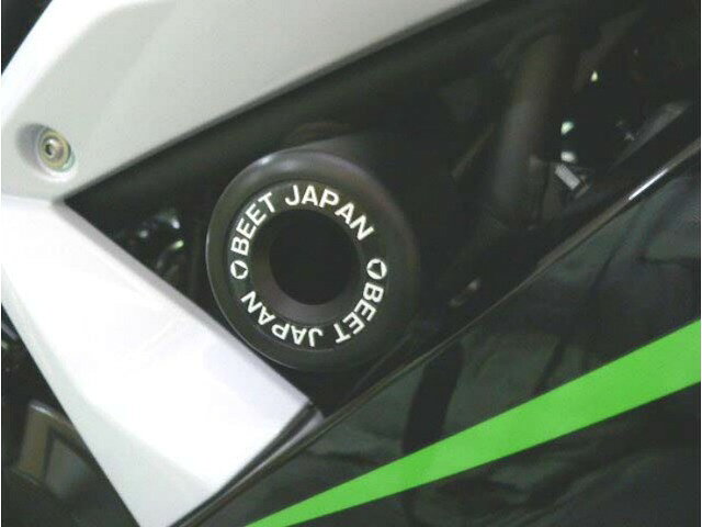 ※画像はイメージとなります。別なカラーを参考に掲載している場合があります。Ninja250SL マシンプロテクター・ 軽度の転倒時に、カウル等の損傷を軽減します。・ 取付けはベースプレートをクランプボルトでフレームに固定し、プロテクター部をベースプレートに取り付けします。・ 補修パーツは左右それぞれASSY で供給可能。〈 ご注意 〉プロテクターは、軽度の転倒などによるフレームやエンジンなどの損傷を、できるだけ少なくしようとするものです。完全に保護できるものではありませんのでご注意ください。また、転倒時の状況によっては、非装着時よりも車両の損傷が大きくなる場合もございますので、ご了承ください。品番 0618-KD2-00 JAN コード 4582346461975在庫状況について当店では複数店舗で同時販売を行っているため、ご注文いただいた時点で他店が先に完売し、在庫切れとなる場合がございます。今後の入荷予定を確認し、入荷が困難と判断した場合は、誠に勝手ながらご注文をキャンセルさせていただくことがございます。在庫管理について出来る限りリアルタイム更新を心がけておりますが、実際の在庫が反映されないことがございます。万が一、欠品となった場合はご容赦いただけますようお願いいたします。価格変動についてメーカーの価格は常に変動しているため、ご注文後に価格変更が判明した場合は、改めてご連絡させていただくことがございます。商品情報について商品ページ作成時には細心の注意を払っておりますが、稀に商品説明や価格に誤記がある場合がございます。誤記が確認された場合は、ご購入後であってもご連絡の上、やむを得ずご注文をキャンセルさせていただくことがございます。予めご了承ください。メーカー欠品・販売中止時の対応メーカー欠品や販売中止、仕様変更等により、ご用意できない場合もございます。その際はご注文をご連絡の上、キャンセルまたは内容変更にて対応させいただきます。また、欠品が長期化する場合は、納期につきまして事前にお問い合わせの上、ご案内いたします。