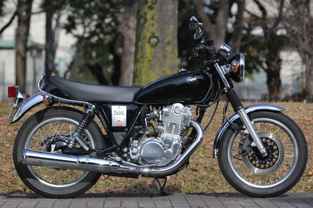 商品説明 ※キャンセル不可商品です。 2018-SR400の深いところに秘められた究極の心地よさを見つけ出すことを使命とし、沢山の沢山の時間をかけて深く深く探求しライダーのリラックスした状態とリンクさせるようにパイプを開発し続けました。 その甲斐あって心の真ん中を緊張から解き放し走ることができる心地よい出力特性のポイントを見つけることができました。 膨張室を内蔵したこのパイプに変えた瞬間エンジンのパルス感がゴッゴッゴッからトゥルトゥルトゥルへと変わります。 2000rpmから4000rpmエンジンの中にある重たいフライホイールを最高のバランスで回し続ける超絶なトルク特性。 田舎の一般道をトップギアに入れっぱなしでどこまでもどこまでも走り続けたくなるおおらかで豊かな走り。 4000rpmを超えて湧き上がる“ちから”は雪原を転げ落ちていく雪玉のように膨れ上がり高速レッドゾーンへと・・・。 週末、高速を使い少し遠くに足を伸ばし豊かな風景にとけこみながら一枚の風景画のように走りを楽しんでほしい。 適合車種 YAMAHA SR400(年式：18-21) 型式：2BL-RH16J スペックエキゾーストパイプ インナーBOXタイプ 【素材／材質】超軽量ステンレス 【仕様】 ・ドレンボルト：◯ ・オイルフィルター：◯ ・公道走行：◯ 【生産国】日本 注意事項※この製品は公道走行可能です。(適用車種 へ装着の場合に限ります) ※画像には他の商品が含まれています。 ※メーカー都合により商品の仕様変更がある場合がございます。ご了承ください。 ※入荷時期は予定よりも前後する場合がございます。予めご了承ください。