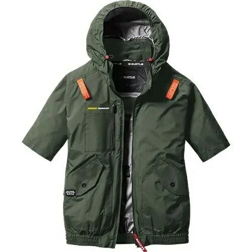 風がボディ全体を駆け巡るサイドファン取付設定モデルのACベストです。 遮熱効果（-8℃）に優れたアルミコーティング加工を施した、軽量・撥水性を備えたソフトシェル素材を使用。 背ヨークに保冷剤を収納可能な通気エアダクトポケットを装備。 フックハンガー、ランヤード装着ホールを配備し、フルハーネスにも対応しております。 ヘルメットに対応する大型フードは、用途に合わせて着脱可能。 【サイズ】 S（バスト110）（肩幅42）（着丈64） M（バスト114）（肩幅44）（着丈66） L（バスト118）（肩幅46）（着丈68） XL（バスト124）（肩幅48）（着丈70） XXL（バスト130）（肩幅50）（着丈72） 3XL（バスト136）（肩幅52）（着丈74） ※ファン・バッテリー・充電器は付属しておりませんのでご注意ください。