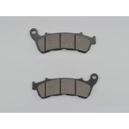 『街乗り』へのこだわり街乗りや近郊をメインに走る、小・中排気量のライダーにオススメ全天候型で安定した性能を発揮するコストパフォーマンスに優れたセミメタルパッド。コストを限界まで抑えつつストリートUSEに必要な性能は十分に確保。コストパフォーマンスと信頼性の高いベーシックなパッド。※WFの表記のある車種は、フロントダブルディスク車のため2セット必要になります。※年式はメーカー発表のイヤーモデルではなく販売開始された年式で表記しています。※ノーマルパッドは形状が同じでも、摩擦材の厚さが多種多様です。ノーマルパッドと材質的な耐摩耗性が同様でも、摩擦材の厚さでパッドの寿命は異なります。また、ブレーキの使用頻度によっても寿命が異なることをご理解ください。※キャリパー（ピストンの動き具合等）やディスクローター（摩耗、鏡面化、油分、以前使用していたパッドによるコーティング化など）が原因で本来の性能が十分に発揮されない場合があります。関係する部品のメンテナンスも重要となります。「ゴールデンパッド」はデイトナの登録商標です。類似品にご注意ください。