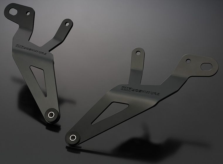 R-11sq Rサイクロン用の一人乗りオプションサイレンサーブラケットSETです。・強度を確保しながら軽量化のために余肉を削ぎ落とした構造設計・切削加工によるヨシムラロゴ【仕様】・アルミ・アルマイト仕上げ・カラー：ブラック・ボルト類付属■Slip-On R-11Sq R サイクロン用※STDタンデムブラケットとの同時装着は不可となりますので、乗車定員は一人となります。※クローズドサーキット専用部品です。※本製品は着色アルマイト処理がされており、紫外線や周囲環境の影響により時間経過とともに退色が進行いたします。※薬品、熱などの要因により変色、退色、ひび割れが発生する場合があります。予めご了承ください。※メーカー都合により商品の仕様変更がある場合がございます。ご了承ください。