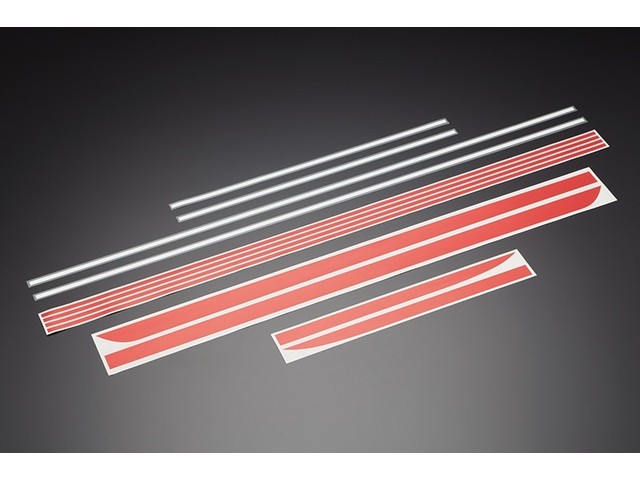 転写式ラインステッカー。長めに製作していますので車両にあわせてカットしてご使用下さい。 タンク/赤太長2本、黄細4本、白長2本。テールカウル/赤太短2本、白短2本 1台分 参考取り付け時間　1.0h【対応車種】 [Z1,Z2,ZEPHYR750（Z2）,ZEPHYR400（Z2）,ZEPHYR400χ（Z2）] / Reproduction_Parts / DOREMIオリジナルパーツ / MADE_IN_JAPAN / Z2_Style_CUSTOM_Parts■ 画像について・掲載画像はイメージです。色味・仕様等は実物と異なる場合があります。・トップ画像が別商品・別カラーの場合があります。2枚目以降や商品ページ記載を必ずご確認ください。・全体画像や別カラーの画像が含まれる場合があります。ご購入前にメーカー公式サイトの情報をご確認ください。・画像を理由とした返品・返金は承っておりません。■ メーカーおよび当ショップからのご案内・メーカー在庫のある商品は、数日以内に出荷いたします。・製品の多くは受注生産品です（目安：3〜6か月以上・特殊な商品の場合注文数がそろい次第生産開始の商品もございます。）・納期は変動いたします。お急ぎの際やご不明点は【お問い合わせ】にて事前確認をお願いいたします。・メーカーや当店の都合によりご案内にお時間をいただく場合があります。1週間経過しても連絡がない場合は、お手数ですが再度お問い合わせください。■ 商品に関する注意・オプション品は別売りです。・商品によっては［PDF］図面や［YouTube］動画等の案内がございます。必ずメーカー公式サイトをご確認ください。・サイズや種類の選択欄が表示されない場合があります。その際はご注文前にお問い合わせください。■ 取扱い・販売に関する注意・ネット限定品や当店でお取り扱いできない商品が掲載される場合があります。その場合はキャンセル処理とさせていただくことがございます。■ キャンセル・返品・交換について・受注生産品は、メーカーへの正式発注後のキャンセルはお受けできません。ご注文前に必ず納期をご確認ください。・ご注文確定後のキャンセル・返品・交換はお受けできません。・メーカー完売・廃番の場合のみ、当店よりご連絡のうえキャンセルとなります。■ 出荷・検品について・メーカーで出荷前に開封・検品を行う場合があります。・その際、外箱の封緘テープを一度開封して発送する場合がありますが、これを理由とする返品・交換は承っておりません。・テープ状態の個別確認のご要望には対応いたしかねます。