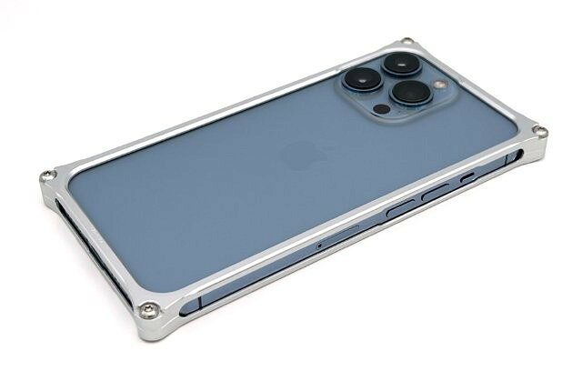 メーカー名：ギルドデザインメーカー品番：43250ソリッドバンパーの四隅が出っ張っているのは単なる見た目のデザインではなく、落下の際、四隅からの衝撃を吸収するために 「必要な肉厚」として設計されたものです。この四隅がスマートフォンを守る大きな役割を果たしています。ジュラルミン無垢材から精密に削り出した軽量で高剛性のケースでiPhone本体を外部の衝撃から守ります。◆コンセプト「お客様のスマートフォンを守る」は、iPhone用ケースの開発を始めてから11年間、一貫して変わっていません◆今回のiPhone 13シリーズ対応ケースも「より使いやすく、より守る」をテーマに設計、製作を行いました◆ケースの材質には航空、宇宙、レース部品に使用される「A2017」と呼ばれるジュラルミン無垢材を使用◆その中でも最高品質と言われている古河スカイ製(現在は株式会社UACJ)のジュラルミン・A2017Sを採用しています◆ソリッドバンパーの四隅が出っ張っているのは単なる見た目のデザインではなく、落下の際、四隅からの衝撃を吸収するために 「必要な肉厚」として設計されたものです◆この四隅がスマートフォンを守る大きな役割を果たしています◆ジュラルミン無垢材から精密に削り出した軽量で高剛性のケースでiPhone本体を外部の衝撃から守ります【操作性の追求】・何度も試作を繰り返し、バンパーと指が触れる部分は違和感が無いように設計しました・使用頻度の高いスワイプもスムーズに操作することができます・iPhone 13シリーズに装着しても違和感が無く、持ちやすいように何度も試作を繰り返し完成されました・ボリュームボタンなどの操作部は、さらに大きな面取り加工を追加して12シリーズよりも操作性を向上しました・繊細なレンズ表面を可能な限りプロテクト・付属のアルミスペーサーをボルト部に装着すると、平坦な場所であれば、直接置いてもレンズは接する事がありません・オプションとしてジュラルミン削り出しレンズガードもご用意しました・大切なレンズを守ることが出来ます・Apple純正のMagsafe充電器は勿論、多くの社外Magsafeアクセサリーもバンパーと干渉なくiPhone本体に装着出来ます（バンパー内幅65mm）・サイズの大きいApple純正の「バッテリーパック」もiPhone本体に直接装着出来ます・ストラップホールを標準装備・正面左下にストラップが付けれますので通話中も邪魔になりません・ポケットにもスムーズに入れる事が出来ます・アンテナモジュール部分をバンパーは隠していません・すべて開口しており、5Gも問題なく使用可能です・ボルトの緩み防止にゴム製Oリングを付属いたしました・ネジと一緒に装着すれば緩みが解消されます・別売りのカラーボルトセット(型番:GI-305)もボルトサイズが同じなので、iPhone 12シリーズ対応ケースにも使用可能です※レンズ接触を避けるためのアルミシムを使用する場合は、ボルトの長さが足らなくなるので、ご使用いただけません◆サイズ：11×77×152.5mm◆重さ：18g【製品内容】・ケース本体1set・トルクスボルト5本(予備1本含む)・衝撃吸収材5個(予備1個含む)・Oリング5個(予備1含む)【「レンズ干渉防止kit」（別梱包）】・トルクスボルト7.5mm：3本(予備1本含む)・アルミシム2mm：3枚(予備1枚含む)・アルミシム1mm：3枚(予備1枚含む)◆カラー：シルバー販売備考：【iPhone13 Pro / iPhone13 サイズ、重さ】11×77×152.5mm、18g在庫状況について当店では複数店舗で同時販売を行っているため、ご注文いただいた時点で他店が先に完売し、在庫切れとなる場合がございます。今後の入荷予定を確認し、入荷が困難と判断した場合は、誠に勝手ながらご注文をキャンセルさせていただくことがございます。在庫管理について出来る限りリアルタイム更新を心がけておりますが、実際の在庫が反映されないことがございます。万が一、欠品となった場合はご容赦いただけますようお願いいたします。価格変動についてメーカーの価格は常に変動しているため、ご注文後に価格変更が判明した場合は、改めてご連絡させていただくことがございます。商品情報について商品ページ作成時には細心の注意を払っておりますが、稀に商品説明や価格に誤記がある場合がございます。誤記が確認された場合は、ご購入後であってもご連絡の上、やむを得ずご注文をキャンセルさせていただくことがございます。予めご了承ください。メーカー取り寄せ商品について商品ページタイトルに「在庫あり」と記載がない商品は、すべてメーカー取り寄せ品です。在庫があれば、ご注文から約1週間以内に発送いたします。メーカー欠品・販売中止時の対応メーカー欠品や販売中止、仕様変更等により、ご用意できない場合もございます。その際はご注文をご連絡の上、キャンセルまたは内容変更にて対応させいただきます。また、欠品が長期化する場合は、納期につきまして事前にお問い合わせの上、ご案内いたします。