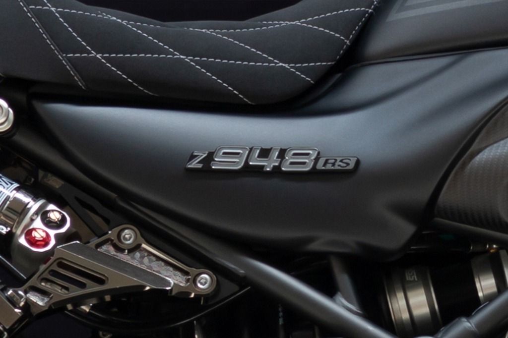 PMC ピーエムシー ARCHI アーキ 948 サイドカバーエンブレム ※1枚単位 漆黒エディション KAWASAKI カワサキ Z900RS/CAFE 189-1038