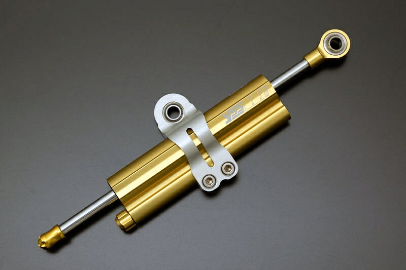 STEERING DAMER A-CLAMP 120mm EG188／ブラック・レッド・ゴールド 注意事項 画像はイメージです。 別カラーが含まれている可能性がございます。 在庫状況について 当店では複数店舗で同時販売を行っているため、ご注文いただいた時点で他店が先に完売し、在庫切れとなる場合がございます。今後の入荷予定を確認し、入荷が困難と判断した場合は、誠に勝手ながらご注文をキャンセルさせていただくことがございます。 在庫管理について 出来る限りリアルタイム更新を心がけておりますが、実際の在庫が反映されないことがございます。万が一、欠品となった場合はご容赦いただけますようお願いします。 価格変動について メーカーの価格は常に変動しているため、ご注文後に価格変更が判明した場合は、改めてご連絡させていただくことがございます。 商品情報について 商品ページ作成時には細心の注意を払っておりますが、稀に商品説明や価格に誤記がある場合がございます。誤記が確認された場合は、ご購入後であってもご連絡の上、やむを得ずご注文をキャンセルさせていただくことがございます。予めご了承ください。 メーカー欠品・販売中止時の対応 メーカー欠品や販売中止、仕様変更等により、ご用意できない場合もございます。その際はご注文をご連絡の上、キャンセルまたは内容変更にて対応させいただきます。また、欠品が長期化する場合は、納期につきまして事前にお問い合わせの上、ご案内いたします。