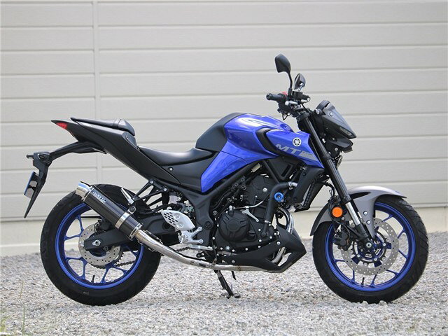 WR’S ダブルアールズ マフラー ラウンドタイプフルエキゾースト カーボンサイレンサー SC2265JMメーカー名 : WR’S ダブルアールズメーカー品番 : SC2265JMJANコード : 4582734411520対応車種 : YAMAHA 2018・2019 - 2021 MT-25 【2BK-RG43J】 フルエキゾーストタイプ : ラウンドタイプフルエキゾースト仕様 : カーボンサイレンサー近接/加速騒音値 : 92dB/79dBJMCA認証マフラー(車検対応)■ラウンドタイプサイレンサー(※ ご注意下さい)2018〜MT-25にフルエキゾーストを装着する場合、上写真の白斜線部分をカット加工するか、アンダーカウルを取り外してのご使用となりますので予めご注意下さい。※車体の個体差によりカット幅が変わる恐れがあります。(説明書にカット幅の分かるテンプレートがコピーされています。)【ラウンドサイレンサー仕様】※サイレンサーバンド等の備品を含んだ重量。ステンレス仕様 重量 4.21kgカーボン仕様 重量 3.90kg焼き色チタン仕様 重量 3.94kg ※ ノーマルマフラーは7.95kg。新型式MT-25用フルエキゾーストマフラー(ラウンドタイプ)がラインナップに加わりました。※ 2018年〜2021年MT-25に適合します。※ 車両型式 2BK-RG43J → ○ 適合します。 JBK-RG10J → × 適合しません。※ 2022年〜モデル(車両型式8BK-RG74J)には適合しません。(22/5/14確認済み)アクセルレスポンスの適正化により低速域から高速域までノーマルをアップデートしてくれます。サイレンサーは完全ストレート構造。新型MT-25から放たれるパワーフィールを存分堪能して頂けます。音量をしっかりクリアしつつ、低音の効いたツインらしい音質で走りの楽しさを更に引き立てます。スリップオンと一味違うダイレクトなパワーフィール・サウンドを存分に堪能して頂ける商品です。※画像はイメージの商品がございます。※詳しくはメーカーホームページにてご確認ください。(詳細寸法・その他適合車種・注意事項・画像・等々)※在庫管理につきましては、出来る限りのこまめな更新を心掛けておりますが、リアルタイムでの更新が困難な為、万が一欠品の際はご了承頂けます様宜しくお願いいたします。また、メーカー価格が常に変動しておりますので、価格が変わってしまっている商品があった場合、ご注文後にご連絡する場合がございます。※商品ページ作成時には細心の注意を払い作成をしておりますが、商品説明文や販売価格等の記載ミスにより、お客様に間違った情報を提供してしまう可能性もございます。その場合、誤記載内容によっては、お客様に連絡後お取引を一旦キャンセル処理をさせていただく場合がございます。予めご了承頂けます様宜しくお願いいたします。※商品のご注文にあたり、予めお客様ご自身でメーカーホームページでお調べ後、品番確認後ご注文頂けます様宜しくお願いいたします。品番違いによる商品返品、返金、補填等は一切出来ませんのでご了承下さい。※メーカー側で後継品番や代替品品番に変更となる場合もございますので、予めご了承下さい。※商品ページタイトルに在庫ありの記載が無い商品は、メーカー取り寄せとなっております。※メーカーに在庫がある場合は1週間前後で発送いたします。※メーカー欠品・販売中止・仕様変更等により商品がご用意出来ない場合もございます。その場合ご注文のキャンセル、または変更にて対応させて頂く場合がございます。また、メーカー欠品時、入荷まで長らくお時間を頂く場合がございます。納期日程を問い合わせにてご連絡させて頂きますので宜しくお願いいたします。