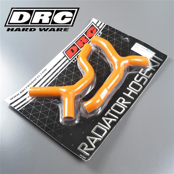 メーカー ：DRC 品番 ：D47-01-818 定価(税込) ：10120円 適合 ：85SX/'13-'17 在庫限りのアウトレット品です。 展示、保管の際についた若干のキズ、パッケージの痛み等がある場合がございます。 メーカー保証はございませんが、初期不良が確認された場合は弊社にて対応させていただきます。 -商品情報- シリコン製ラジエターホースセット。 -40度から260度まで耐えるシリコン素材に高強度ファイバーを組込み補強。 耐圧性、耐熱性に優れ、過酷な状況下であってもホースの膨張を最小限に抑える。 安定した冷却水流を確保することでエンジン性能をフルに引き出す。