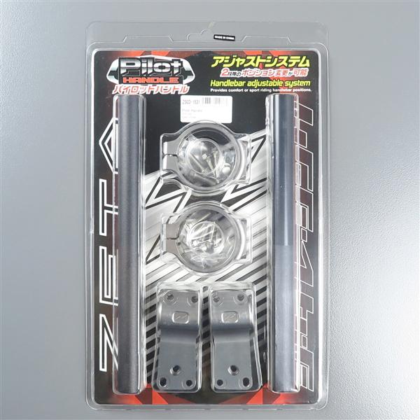 メーカー ：ダートフリーク 品番 ：ZS03-1531 定価(税込) ：23100円 在庫限りのアウトレット品です。 展示、保管の際についた若干のキズ、パッケージの痛み等がある場合がございます。 メーカー保証はございませんが、初期不良が確認された場合は弊社にて対応させていただきます。 -商品詳細- 自由度の高いライディングポジションを提供 自分好みのライディングポジションをつくることができるストリート/ツーリングに最適なセパレートハンドル。 クランプ/ハンドルバーには高強度アルミ合金を使用。 CNC加工後カラーアルマイト処理を施す。 ハンドルブラケットは25mm・45mmの2種類の高さを設定。 また、取り付け位置の変更が可能でハンドルバー垂角を5°・10°から選択できる独自のアジャスト機構を採用。