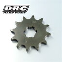 メーカー ：Dirtfreak/ダートフリーク 品番 ：D331-509-12 定価(税込) ：2750円 展示未使用、在庫限りのアウトレット品です。 保管時についた微細なキズ、パッケージの痛み等がある場合がございます。 製造ロットの違いにより、パッケージが異なる場合がございます。 メーカー保証はございませんが、初期不良が確認された場合は弊社にて対応させていただきます。 商品シールと適合車種/年式が違う場合がございますが、出品の際に最新の販売元HPを参照しています。 -商品説明- 高硬度モリブデン鋼を精密切削加工。性能・耐久性・価格を高次元でバランス。現行レーサー/トレール車からヴィンテージ車両まで網羅する幅広いラインナップを展開。フロントスプロケットはエンジンパワーをリヤに伝える重要パーツ。前後スプロケット/チェーンは同時交換がオススメ。 -ご注意ください- ※現在お使いのスプロケットからサイズを変更する場合は、そのサイズに合ったチェーンが必要になります。 ※選択可能な歯数であっても、全て取付可能とは限りません。車体やその他部品に干渉したり不具合が生じる場合がありますので、必ず現車確認を行ってからご購入下さい。 ※純正以外の丁数の場合スプロケットカバーの取り外しが必要になる場合がございます。