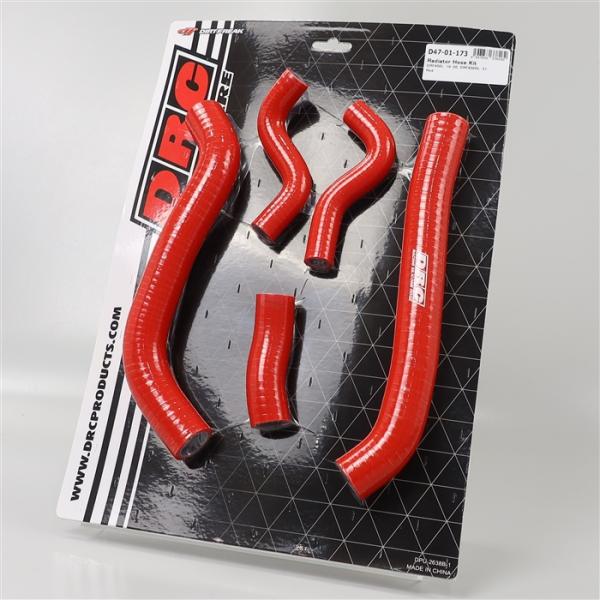 メーカー ：Dirtfreak/ダートフリーク 品番 ：D47-01-173 定価(税込) ：9,240円 適合車種： CRF450L　　　19-20 CRF450RL　　　21-23 こちらの商品は展示、未使用品です。 保管時についた微細な傷、パッケージの痛み等がある場合がございます。 アウトレット品のためメーカー保証はございませんが、 初期不良が確認された場合は弊社にて返品対応させていただきます。 -商品説明- 多層構造 ・ 高耐圧 ・ 高耐熱シリコン製ラジエターホースセット。 -40度から260度まで耐えるシリコン素材に高強度ファイバーを組込み補強。 耐圧性、耐熱性に優れ、過酷な状況下であってもホースの膨張を最小限に抑える。 安定した冷却水流を確保することでエンジン性能をフルに引き出す。　
