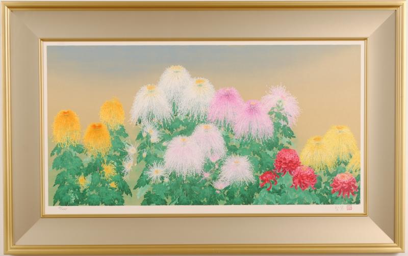 画家名：森田りえ子 作品名：秋蒼穹(あきそうきゅう) 絵のサイズ：W80,2×H41cm 額装サイズ：W102×H64cm 版画の技法：リトグラフ サイン：作家直筆鉛筆サインと朱落款 納期：20日 額に小傷がありますので新品額に交換してお届けします。 森田りえ子さんがリトグラフの版画で制作した和の花の絵画「秋蒼穹(あきそうきゅう)」は、2003年に制作された和の花の絵です。 このリトグラフの版画は50版50色刷りで、限定枚数は285部です。 この和の花の絵画のタイトルである秋蒼穹とは、秋の青く晴れ渡った大空ぐらいの意味で、「蒼」は青色を意味し「穹」は天空を意味しています。 赤や黄色、紫、白などの色とりどりの菊の花は、一般的には糸菊と呼ばれる管物菊です。 秋の澄み切った青空の下で、大地に咲いた花火とも見まがうような優美な姿です。 細い花弁を一本一本、花が咲いてゆくように森田りえ子さんは描かれました。 この美しい和の花の絵は大変な評判となり、すぐにソールドアウトになってしまいました。 そのあまりの人気のため2012年に再度、シルクスクリーンの版画としてリリースされています。 本作品は制作されてから20年以上経過していますが、保存状態は完璧でシミや焼け、波打ち、色落ちなど一切ありません。 ただし、額には小傷がありますので、新品額に交換してお客様のもとへお届けいたします。 森田りえ子　プロフィール 兵庫県神戸市に生まれる。 1978年京都市立芸術大学美術学部日本画本科を卒業する。 1980年京都市立芸術大学日本画専攻科(現大学院)を修了する。 1981年第7回春季創画展に日本画の絵画を出品し春季展賞を受賞する。 1982年第3回東京セントラル美術館日本画大賞展に日本画の絵画を出品し佳作賞を受賞する。 1984年日本画の絵画の個展を開催する。(東京セントラル美術館　'86) 1985年第1回東京セントラル美術館裸婦大賞展に日本画の絵画を出品する。 1986年第1回川端龍子大賞展に日本画の絵画を出品し大賞を受賞する。(和歌山市立博物館) 1987年第9回山種美術館日本画大賞展に絵画を出品する。('89、'91、'93、'95) 1988年東京銀座の相模屋美術店で日本画の絵画の個展を開催する。 日本画の裸婦展に絵画を出品する。(埼玉県立近代美術館) 1990年第1回菅楯彦大賞展に日本画の絵画を出品し準大賞と市民賞を受賞する。(倉吉市立博物館) 大阪の梅田大丸において日本画の絵画の二人展「川村悦子・森田りえ子二人展」を開催する。 1991年「現代日本の屏風絵展」に日本画の絵画を出品する。(ヴィルトシャフル美術館・ドイツ) 1992年京都府文化賞奨励賞を受賞する。 「いのち賛歌 日本画百人展」に日本画の絵画を出品し京都府買上となる。(京都文化博物館) 日本画の絵画の個展を開催する。(高島屋東京、高島屋京都、高島屋横浜、高島屋大阪) 1993年日本秀作美術展に日本画の絵画を出品する。(高島屋東京、高島屋大阪　'94、'01)） 「両洋の眼 現代の絵画展」に日本画の絵画を出品し、1995年には倫明礼賛賞を受賞する。('95、'97、'98、'00、'01) 1994年東京の靖雅堂夏目美術店と高島屋大阪店で日本画の絵画の個展を開催する。 「藤井勉・森田りえ子二人展」を開催する。(北辰画廊・東京銀座、大丸京都、大丸神戸) 1995年ユニオン造形デザイン賞を受賞する。 1996年「日本画の新世代展'96」に日本画の絵画を出品する。(大丸京都、大丸大阪、大丸東京　'99) 日本画の絵画の個展「生命燦華 森田りえ子展」が箱根の成川美術館で開催される。 1997年「小杉小二郎・森田りえ子二人展」を開催する。(相模屋美術店・東京銀座) 1998年第1回NEXT展に日本画の絵画を出品する。(高島屋京都店 以降毎年出品) 日本画の絵画の個展「裏千家茶道誌 淡交 24ヶ月表紙絵原画展」を開催する。(靖雅堂夏目美術店・東京、高島屋京都・大阪) 1999年日本画の絵画の個展「生命輝くとき　森田りえ子展」を開催する。(三越東京日本橋・三越名古屋・三越札幌、大丸大阪) 2000年京都市芸術新人賞を受賞する。 「それぞれの風・波・音 川村悦子・三尾公三・森田りえ子三人展」を開催する。(高島屋大阪・高島屋京都・高島屋横浜・高島屋東京・高島屋名古屋) 日本画の絵画の個展「四季の囁き」を開催する。(靖雅堂夏目美術店・東京) 2002年日本画の絵画の個展「京舞妓花こよみ　森田りえ子展」を開催する。(松坂屋名古屋・松坂屋東京銀座・松坂屋大阪、大丸京都) 2003年光が丘美術館10周年記念「森田りえ子展」が開催される。(光が丘美術館・東京) 日本画の絵画の個展「生命の唱」を開催する。(近鉄百貨店・大阪) 「21世紀の目展−それぞれのかたち」に日本画の絵画を出品する。(高島屋東京・高島屋京都・高島屋大阪 以降毎年出品) 2004年日本画の絵画の個展「森田りえ子 雅の花 歳時記」が開催される。(奈良県立万葉文化館・奈良) 日本画の絵画の個展「華・花・はな 折々の抄 森田りえ子展」が開催される。(成川美術館・箱根) 日本画の絵画の個展「メモアール神戸 花の詩 森田りえ子展」を開催する。(そごう・神戸) 2005年日本画の絵画の個展「森田りえ子 小品展」を開催する。(三越・東京日本橋) 「籔内佐斗司・森田りえ子二人展」を開催する。(西武・池袋、そごう・心斎橋) 2006年京都迎賓館に日本画の絵画を制作する。 2007年金閣寺(鹿苑寺)本堂杉戸絵および客殿の天井画を制作する。 日本画の絵画の個展「〜京・花・暦〜 森田りえ子展」を開催する。(ぎゃらりぃ思文閣・京都) 2008年奈良東大寺の絵馬を作成する。(以後毎年作成) 2009年真澄寺別院流響院の襖絵を制作する。 日本画の絵画の個展「BEAUTES DIVINES 東方彩夢 森田りえ子展」を開催する。(パリ三越エトワール) パリ展帰国記念「東方彩夢 森田りえ子展」を開催する。(三越・東京日本橋) 2010年パリ展帰国記念「東方彩夢　森田りえ子展」を開催する。(三越福岡・三越名古屋、大丸京都) 日本画の絵画の個展「森田りえ子 日本画展」を開催する。(高島屋京都・高島屋大阪) 日本画の絵画の個展「森田りえ子 日本画展 花・華・はな」を開催する。(天満屋・岡山) 2011年京都府文化賞功労賞を受賞する。 日本画の絵画の個展「森田りえ子日本画展 -ふるさと日本の花 四季の移ろい-」を開催する。(そごう神戸・そごう横浜、高輪会大阪・東京) 2012年日本・オマーン国交樹立40周年記念「森田りえ子日本画展」が開催される。(インターコンチネンタル マスカット・オマーン) 日本画の絵画の個展「森田りえ子展」を開催する。(ぎゃらりぃ思文閣・京都) 「美術作家による震災遺児支援3.11きずな展」に日本画の絵画を出品する。(高島屋東京・高島屋京都、川徳・盛岡) 日本画の絵画の個展「2013年カレンダー展」を開催する。(画廊きよみず・京都) 「西田俊英・森田りえ子 二人展」を開催する。(長江洞画廊・岐阜) 京都府あけぼの賞を受賞する。 2013年京都市立芸術大学の客員教授に就任する。 日本画の絵画の個展「花こよみ　森田りえ子展」を開催する。(高島屋・東京日本橋)） 2014年日本画の絵画の個展「森田りえ子 花らんまん展」が開催される。(香雪美術館・御影) 日本画の絵画の個展「きよけく 森田りえ子展-花と人、生命に潜む美しきもの」が開催される。(一宮市三岸節子記念美術館・一宮) 2015年日本画の絵画の個展「森田りえ子展 KAWAII.GITAI」を開催する。(三越本店・日本橋） 2016年日本画の絵画の個展「いのち賛歌 森田りえ子展」が開催される。(承天閣美術館・京都) 京都美術文化賞を受賞する。 四季を彩る花々や、京都の伝統文化を受け継ぐ舞妓達、 エキゾティックな女性像等卓越した描写力で表現する日本画家。 現在の日本画壇において、次代の日本画を託される女流画家として注目されている。