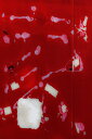 ●画家名：笹渕俊 ●作品名：FA-1 ●絵のサイズ：W28×H42cm ●額装サイズ：W44,5×H56,5cm ●絵画の技法：ジークレー ●サイン：作家直筆鉛筆サイン 笹渕俊さんがジークレーの版画で制作した現代アートの抽象画「FA-1」は2014年12月に制作されたジークレーの版画作品です。 真っ赤な背景に白や黒、ピンク、グレーなどの不思議な模様がとてもインパクトのあるジークレーの版画です。 笹渕俊さんはプロフィールをご覧いただくとわかるようにカナダで大活躍したフォトグラファーです。 その作品はカナダ写真近代美術館に永久コレクションされているほどです。 しかし日本に帰国した笹渕俊さんはカナダで頂点を極めた写真の世界ではなく新しい分野に挑戦することを選びました。 それが笹渕俊さんが名づけた「フォトアート」というジークレーの版画作品です。 笹渕俊さんが面白いと感じたものを写真に撮り、それを元にしてジークレーの版画を制作するという全く新しいジャンルの現代アートの抽象画です。 あのアンディ・ウォーホルが新聞記事や広告の写真からポップアートのシルクスクリーンの版画を制作したように、笹渕俊さんは自身でとった写真を元に現代アートの抽象画を作りだします。 もちろん笹渕俊さんは特別な目を持った人ですから普通の人の感覚とはまったく視点が違います。 天才的な才能とセンスが生み出す新しい現代アートの誕生です。 笹渕俊さんがジークレーの版画で制作した現代アートの抽象画「FA-1」をぜひご自宅のインテリアやプレゼントとしてご購入ください。 笹渕俊　プロフィール 1951年東京に生まれる。 1969年18歳でカナダ・トロントに渡る。 カナダのオンタリオ州立美術大学グラフィックデザイン学部を卒業する。 卒業後は写真の世界へと進み、カナダを拠点にフリーランスフォトグラファーとして活動する。 主に商品を中心とした商業写真全般を手掛ける。 中でも宝石、時計、化粧品などは、撮影に特化したスタジオを設立し数多くの作品を世に送り出す。 またTVコマーシャル制作など他分野でも活躍する。 北米リテール アドバタイジング賞をはじめ多くの広告賞、デザイン賞を受賞している。 自身のアート写真作品はトロント、ニューヨーク、ミラノなど世界各地のグループ展にて発表する。 1970年代に制作したモノクロ心象写真の2シリーズ、40数点の作品がカナダ近代写真美術館に収蔵され、永久保存作品となっている。 2010年日本へ帰国する。 福岡県久留米市在住。 現在、自身の現代アートの作品「フォトアート」の制作、発表を中心に活動している。 街の風景の持つ「質感」を切り取り、そこにある美しさを磨き上げていく現代アートの作風は長年撮り続けたダイヤモンドとも共通点がある。 独特な視点によって選んだ街のテクスチャーは、色彩やコントラストといった情報に手を加えることで、本来あるはずの無い景色を映し出す。 写真とも絵画とも観てとれるフォトアートは、対峙した瞬間に人々の想像力を掻き立て、実在と空想の間で幾通りもの美しさを持つ現代アートとなっている。